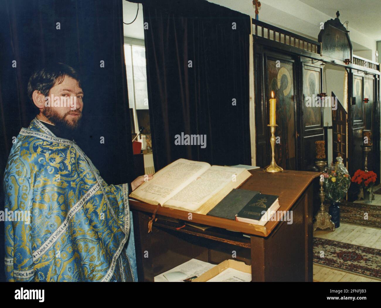 Il sacerdote Djorotje Trajkovic al leggio nella cappella del Centro sociale e Giovanile Ortodosso Serbo di Monaco. Il centro si trova a Neuperlach. La comunità di fede comprende 20,000 persone nella zona di Monaco. [traduzione automatizzata] Foto Stock