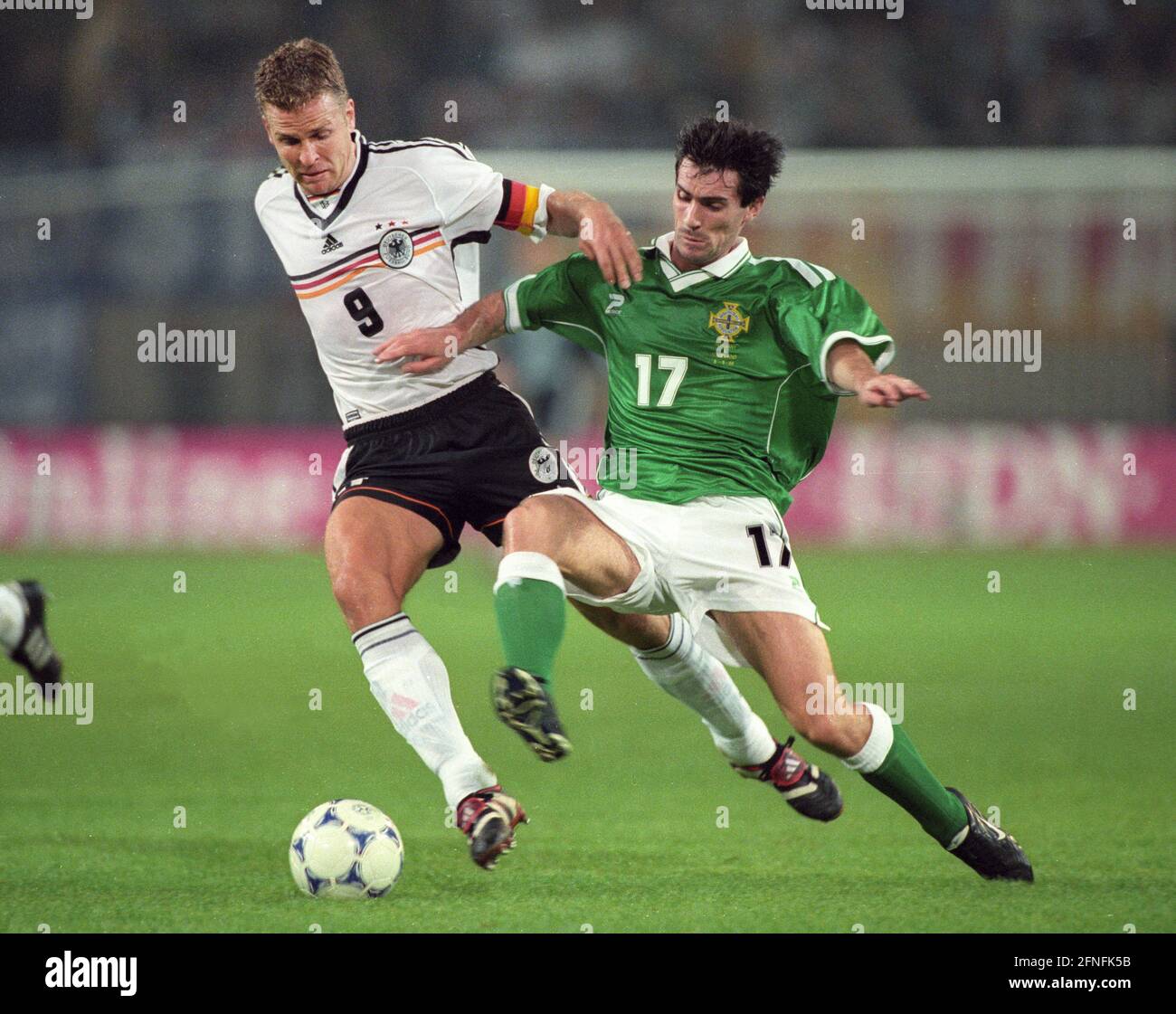 Campionato europeo di qualificazione : Germania - Irlanda del Nord 4:0/08.09.1999 a Dortmund. Oliver Bierhoff (Germania/Irlanda del Nord) in duello con Keith Gillespie (Irlanda del Nord). [traduzione automatizzata] Foto Stock