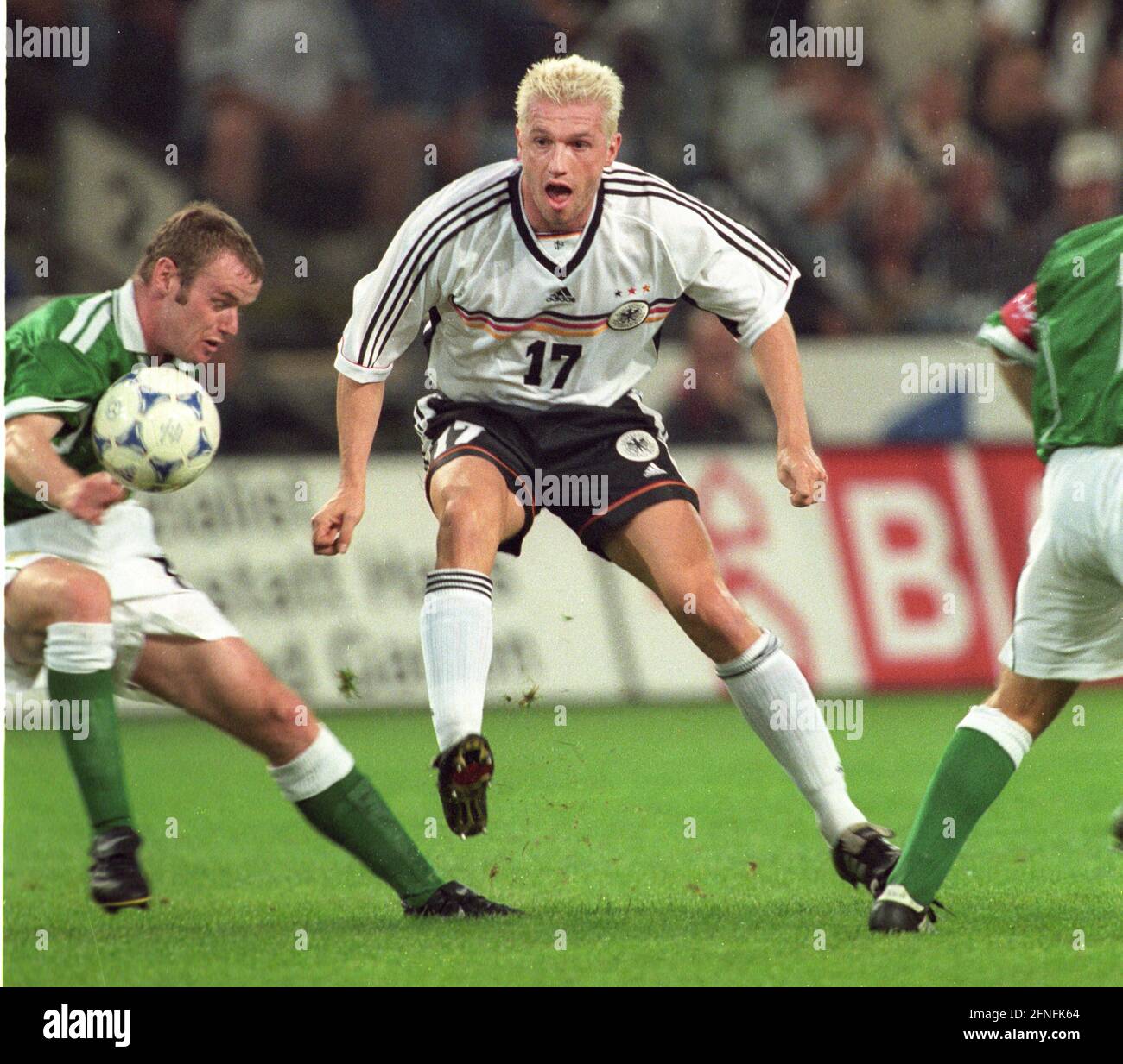Campionato europeo di qualificazione : Germania - Irlanda del Nord 4:0/08.09.1999 a Dortmund. Thomas Strunz (Deut.) spara. [traduzione automatizzata] Foto Stock