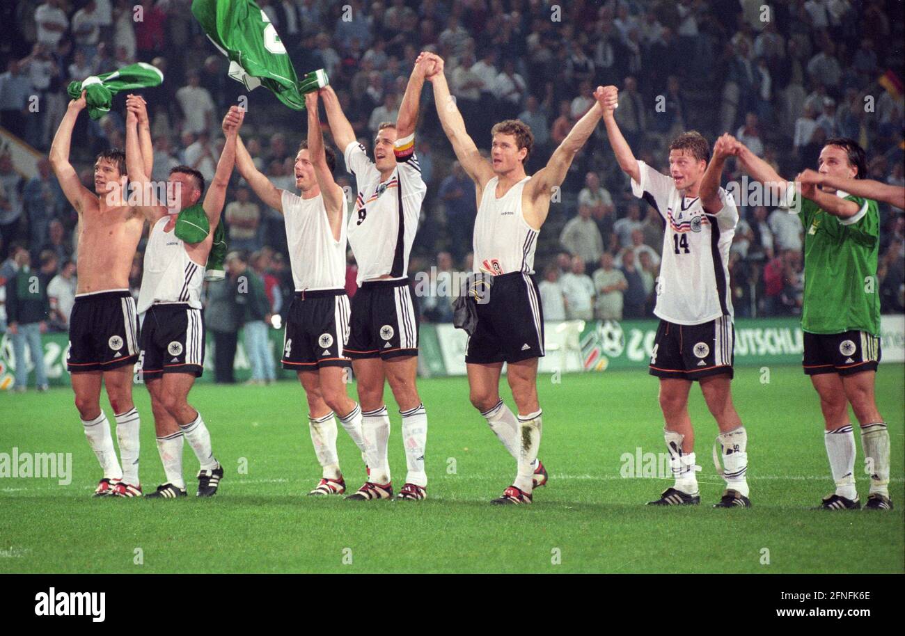 Campionato europeo di qualificazione : Germania - Irlanda del Nord 4:0/08.09.1999 a Dortmund. I giocatori tedeschi dopo il fischio finale davanti al blocco dei fan. Da sinistra: Christian Ziege, Bernd Schneider, Thomas Linke, Oliver Bierhoff, Jens Lehmann, Christian Wörns e Jens Jeremies. [traduzione automatizzata] Foto Stock