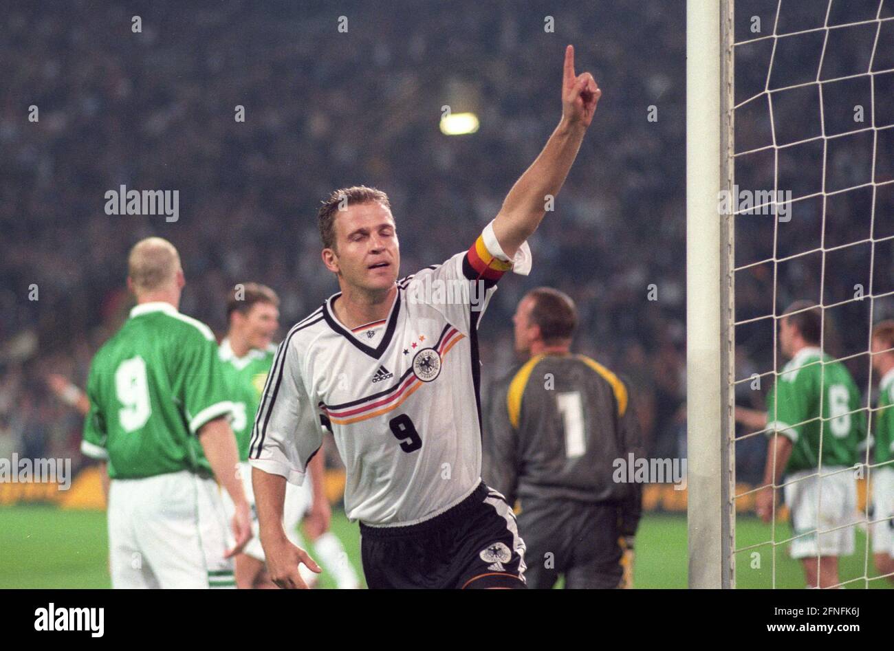 Campionato europeo di qualificazione : Germania - Irlanda del Nord 4:0/08.09.1999 a Dortmund. Oliver Bierhoff (Deut.) celebra dopo il suo obiettivo per 1:0. [traduzione automatizzata] Foto Stock