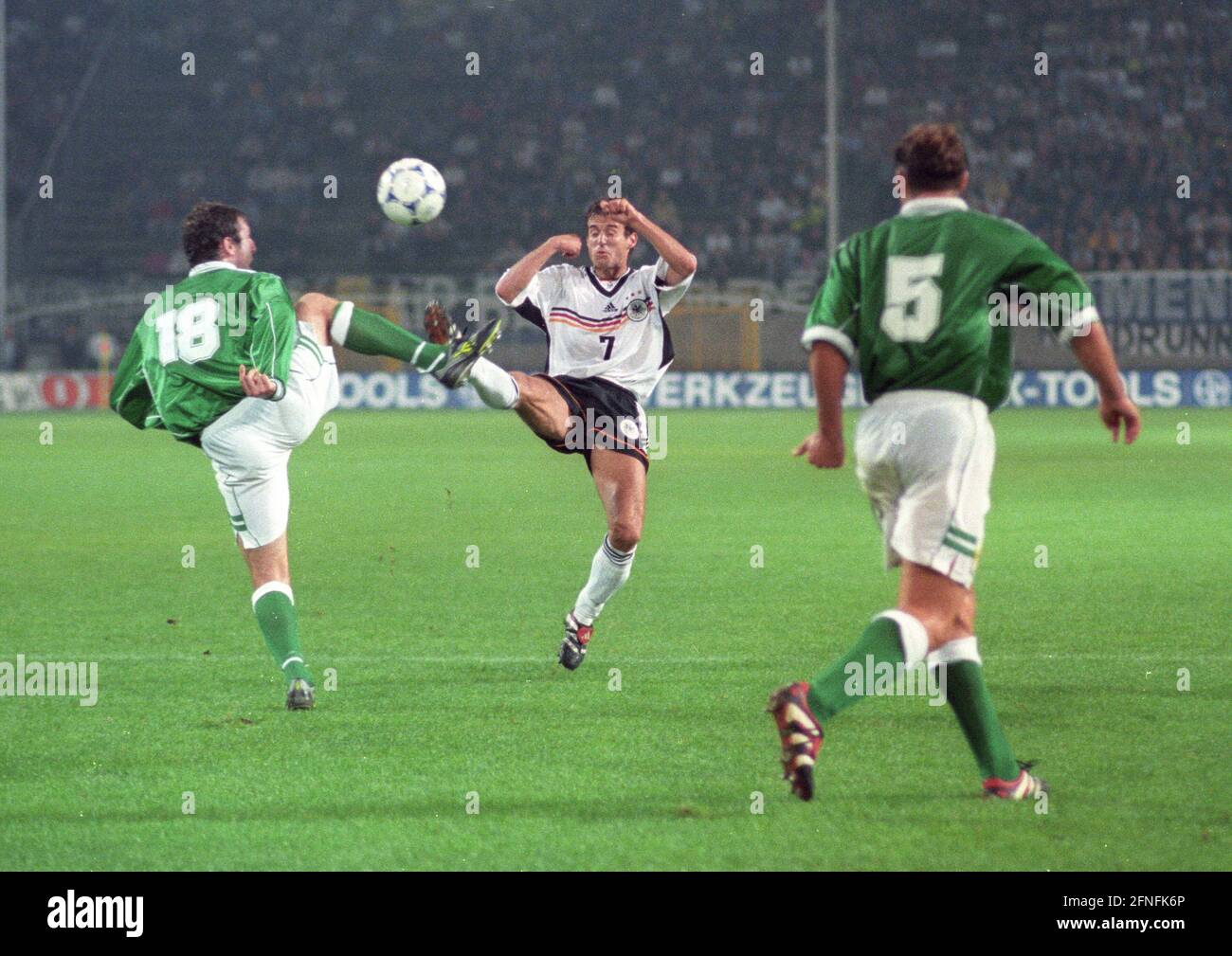 Campionato europeo di qualificazione : Germania - Irlanda del Nord 4:0/08.09.1999 a Dortmund. Mehmet Scholl (Deut./center) in duello con James Quin (18). Re: Mark Williams (5/entrambi Irlanda del Nord). [traduzione automatizzata] Foto Stock