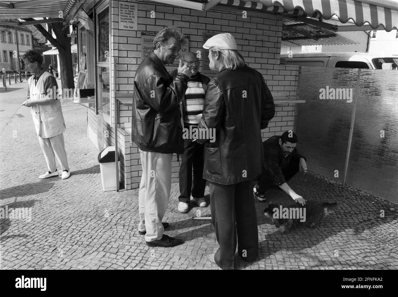 Uomini in uno stand snack a Guben, 09.04.1999, [traduzione automatizzata] Foto Stock