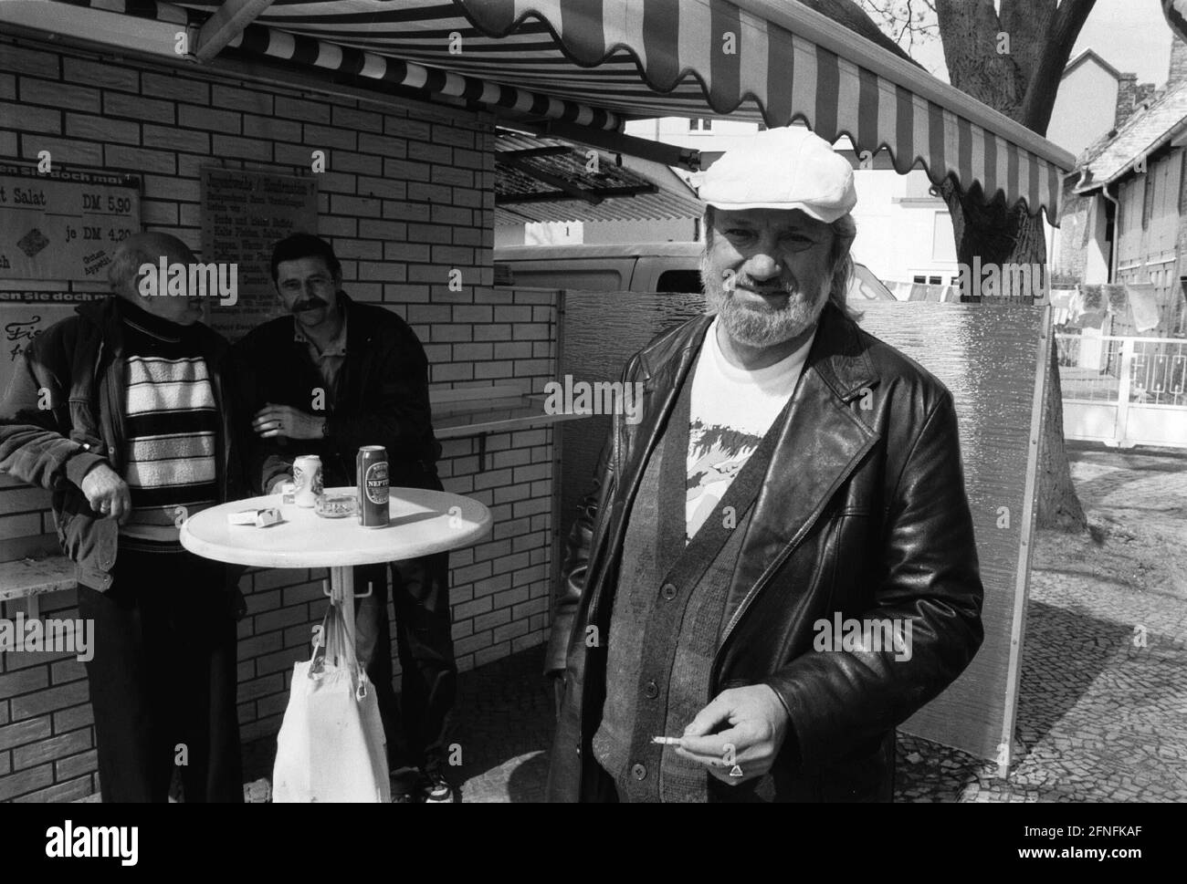 Uomini in uno stand snack a Guben, 09.04.1999, [traduzione automatizzata] Foto Stock