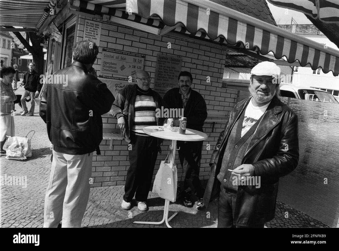 Uomini in uno stand snack a Guben, 09.04.1999, [traduzione automatizzata] Foto Stock