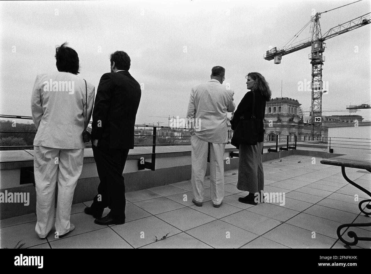 "Vista sul cantiere Reichstag, terrazza sul tetto dell'ufficio dello "Studienzentrum Weikersheim", vicino alla porta di Brandeburgo), Berlin-Mitte, 10.04.1999, [traduzione automatizzata]" Foto Stock