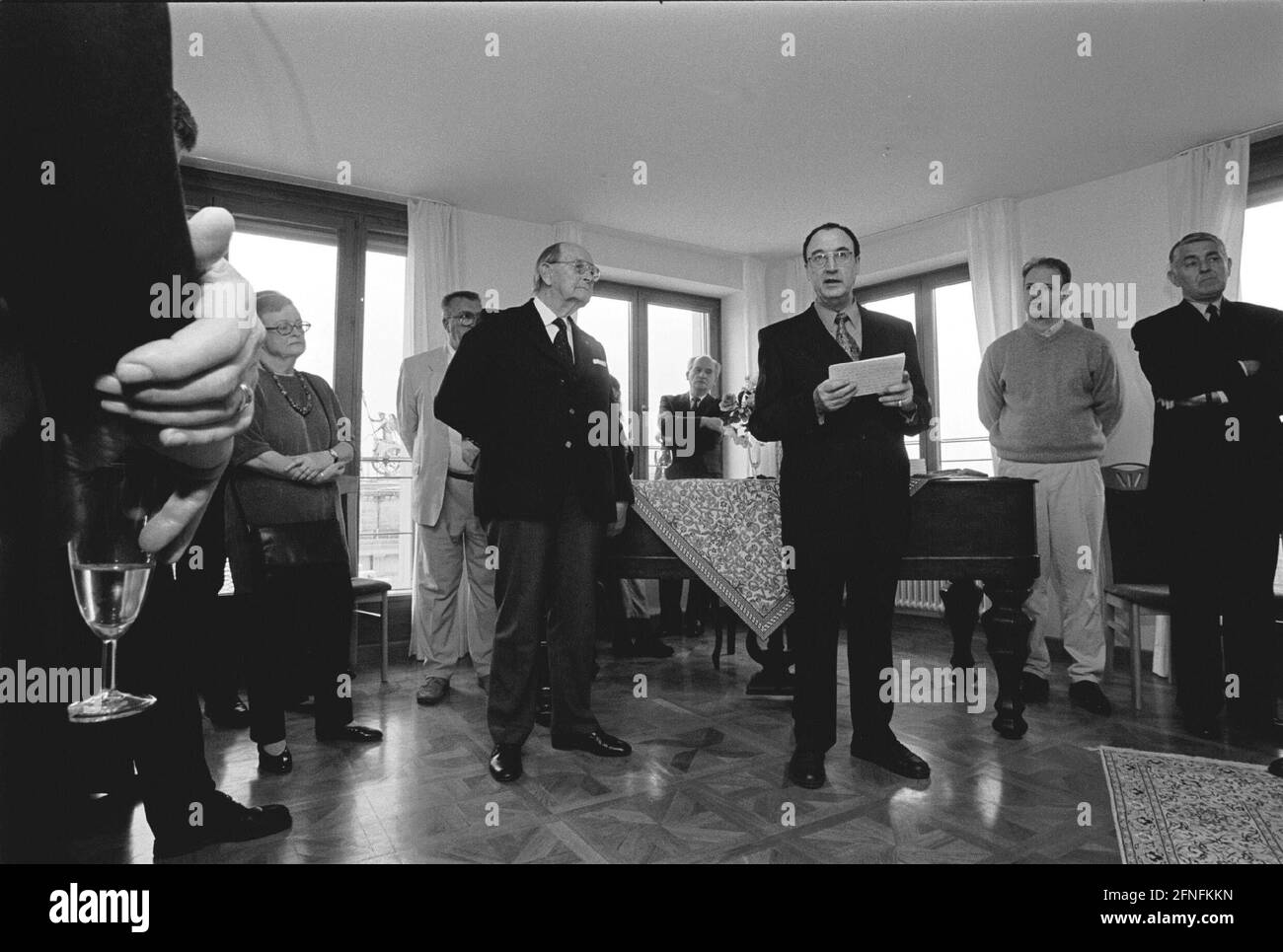 "Apertura cerimoniale dell'ufficio ''Weikersheim Study Centre'', vicino alla porta di Brandeburgo, centro: Ex presidente Hans Filbinger, Berlin-Mitte, 10.04.1999, [traduzione automatizzata]" Foto Stock