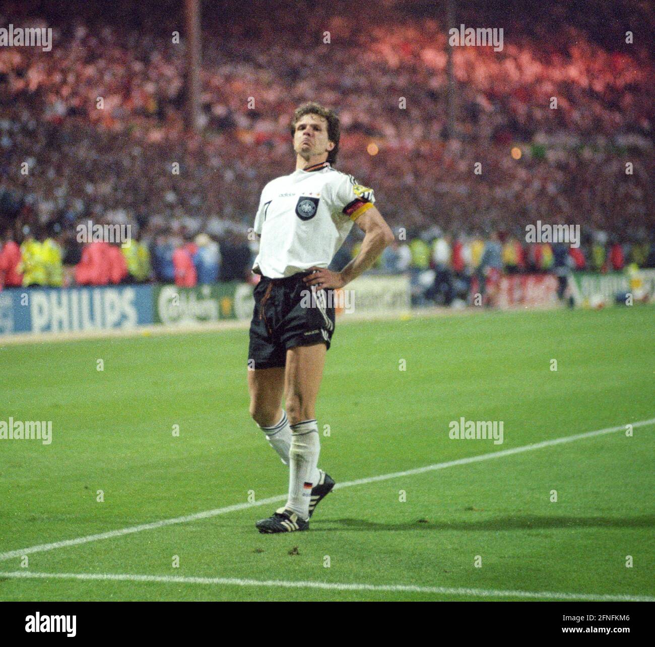 'Campionato europeo 1996 semifinale: Germania - Inghilterra 7:6 n.E./26.06.1996. Andreas ''Andy'' Möller (Germania) in arrogante posa di tifo davanti al blocco dei fan inglesi dopo la sua penalizzazione convertita. Nessuna versione del modello! [traduzione automatizzata]" Foto Stock