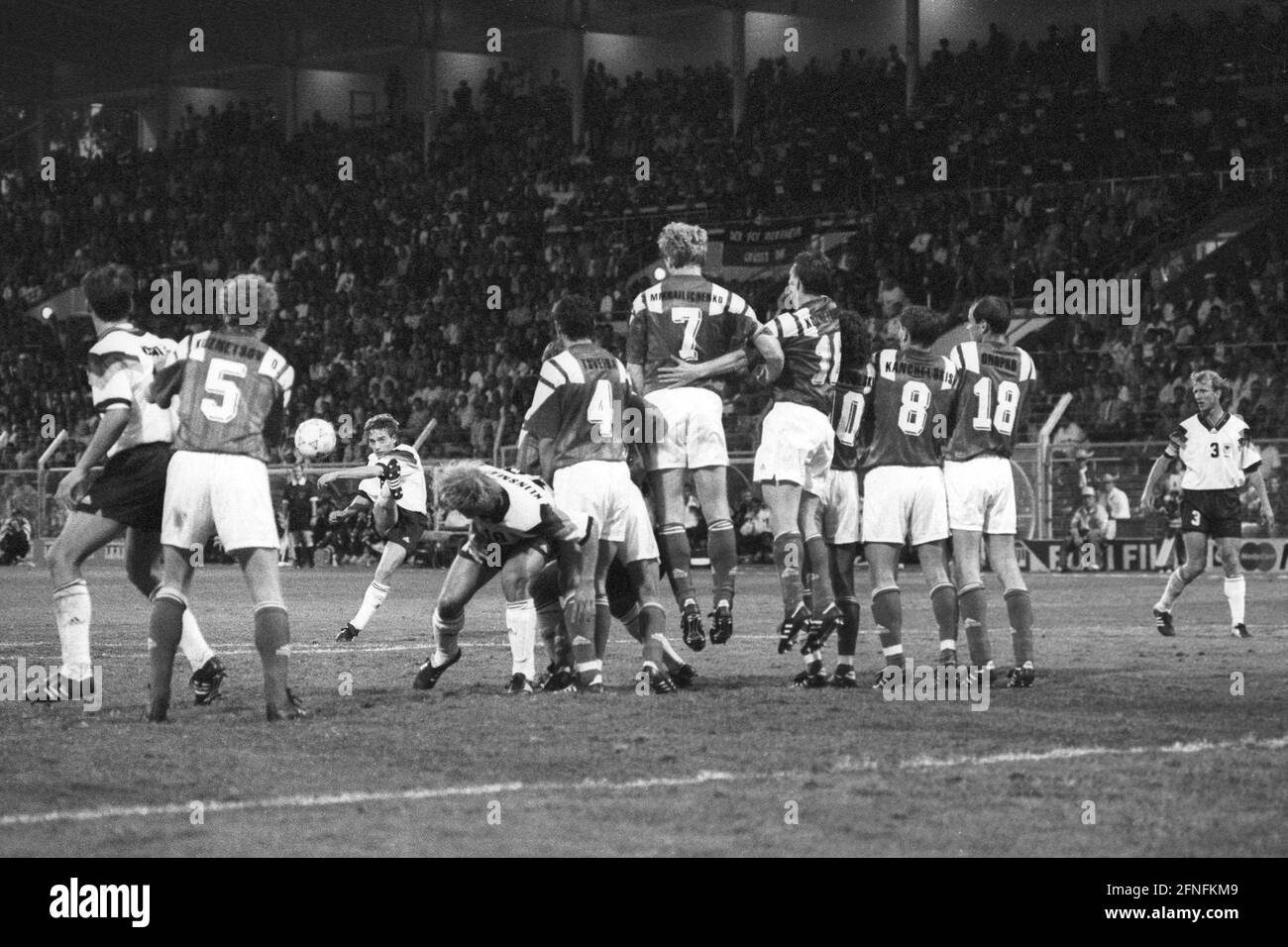 Campionato europeo 1992 in Svezia. Germania - CIS 1:1/12.06.1992 a Norköpping. Free kick Goal per equalizzare 1:1 da Thomas Häßler (Deut.), che trova il gap nel muro difensivo della CIS. A sinistra: Kohler e Kuznetsov. Centro: Klinsmann, che anatra sapientemente via. Poi da sinistra: Zweijba (4), Michailitschenko (7), Kusnetzow (16), Dobrowolski (10), Kantschelskis (8) e Onopko (18/All CIS). Re: Andreas Brehme (Deut.). copyright for journalistic purposes ! [traduzione automatizzata] Foto Stock