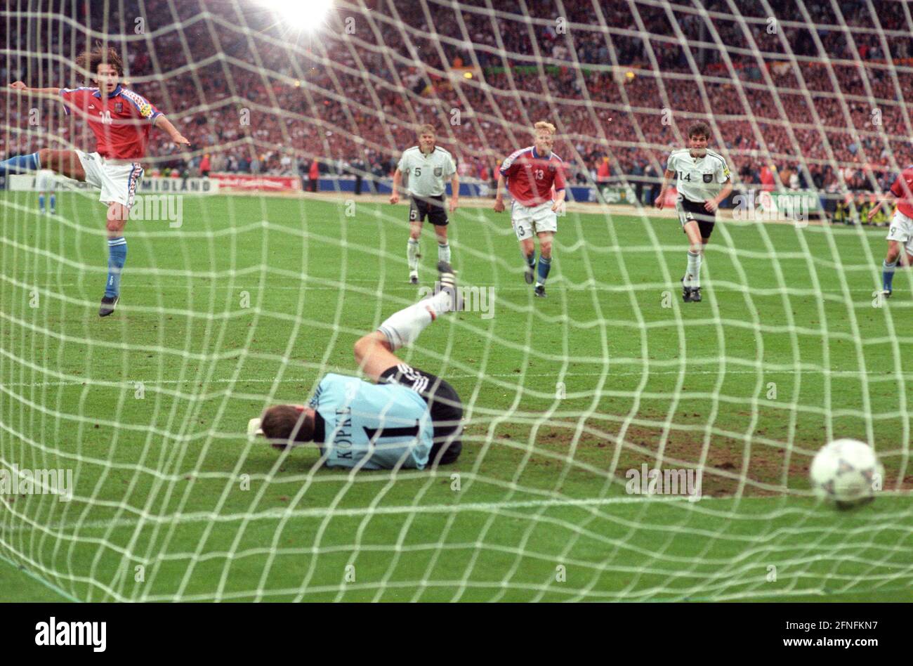 Campionato europeo 1996 finale: Germania - Repubblica Ceca 2:1 n.V.(G.G.)/30.06.1996. Punizione gol per 1:0 per la Repubblica Ceca da Patrik Berger (a sinistra). TW. Köpke a terra. Sullo sfondo da sinistra: Thomas helmer (entrambi in Germania), Radek Bejbl (TCH) e Markus Babbel (Germania). Nessuna versione del modello! [traduzione automatizzata] Foto Stock
