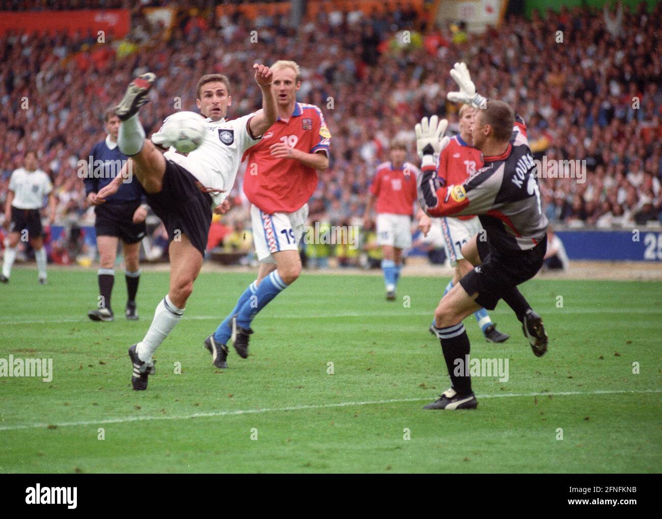 Campionato europeo 1996 finale: Germania - Repubblica Ceca 2:1 n.V.(G.G.)/30.06.1996. Goal chance di Stefan Kuntz (Deut./li.) in piedi libero davanti a Tw. Petr Kouba. Centro: Karel Rada (entrambi TCH). Nessuna versione del modello! [traduzione automatizzata] Foto Stock