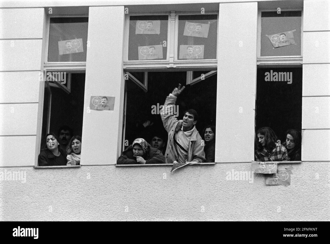 Occupazione del consolato greco a Wittenbergplatz da parte di dimostranti curdi che protestano contro l'arresto del leader del PKK Abdullah Oecalan presso l'ambasciata greca in Kenya, Berlino-Tiergarten, 16.02.1999, [traduzione automatizzata] Foto Stock