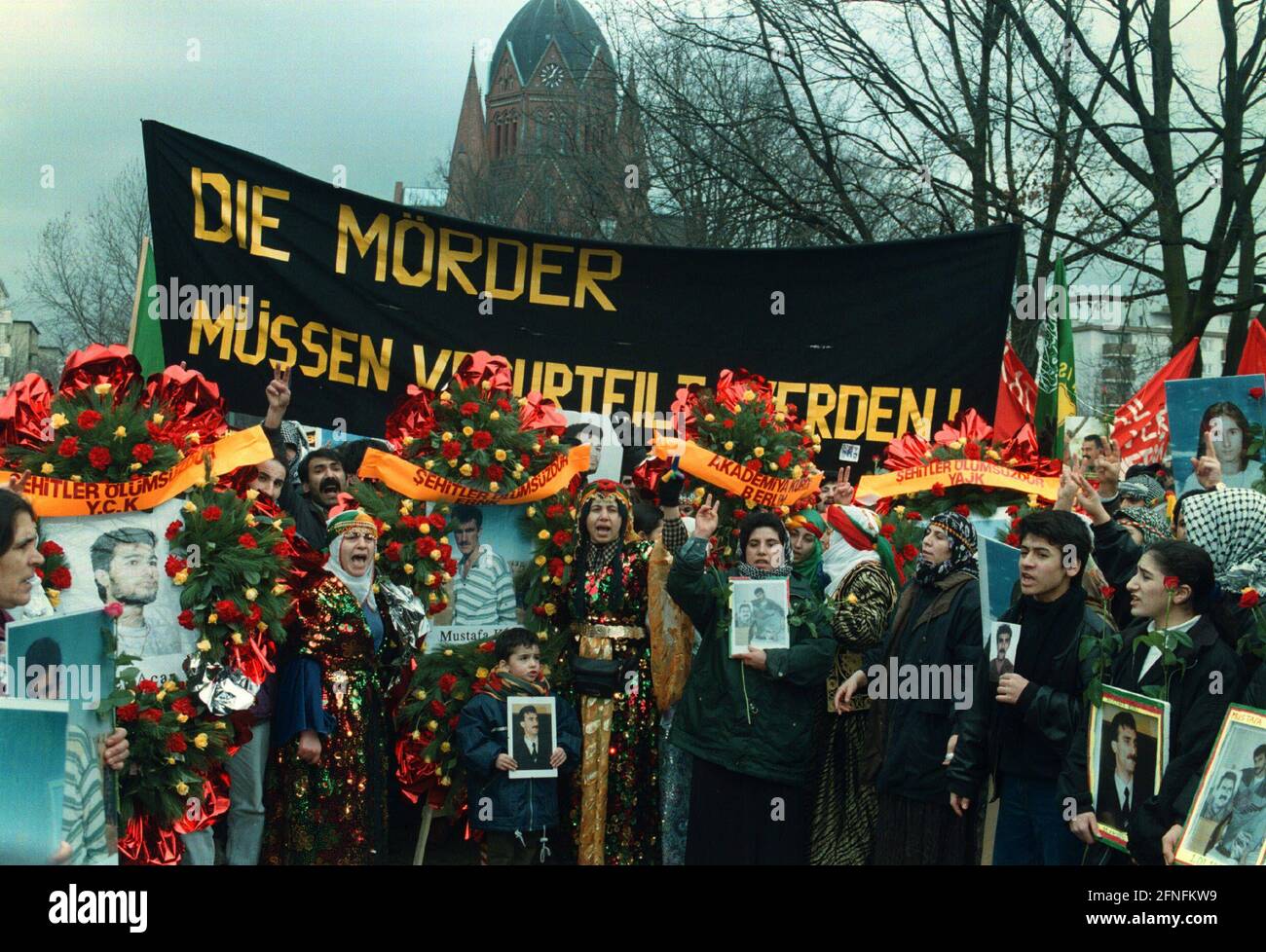 "marcia funebre di circa 10000 curdi in protesta contro la sparatoria di tre curdi durante l'occupazione dell'ambasciata israeliana, curdi in tutta la Germania protestano contro l'arresto del leader del PKK Abdullah Oecalan nell'ambasciata greca in Kenya, ''gli assassini devono essere condannati'', Berlin-Kreuzberg, 24.02.1999, [traduzione automatizzata]" Foto Stock