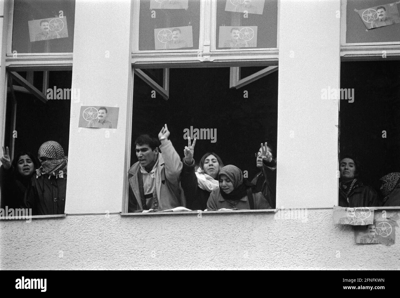 Occupazione del consolato greco a Wittenbergplatz da parte di dimostranti curdi che protestano contro l'arresto del leader del PKK Abdullah Oecalan presso l'ambasciata greca in Kenya, Berlino-Tiergarten, 16.02.1999, [traduzione automatizzata] Foto Stock