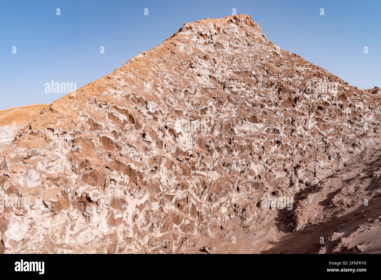 Vista ad angolo basso di una formazione rocciosa in el Valle de la Luna (Valle della Luna) vicino a San Pedro de Atacama, nel nord del Cile Foto Stock