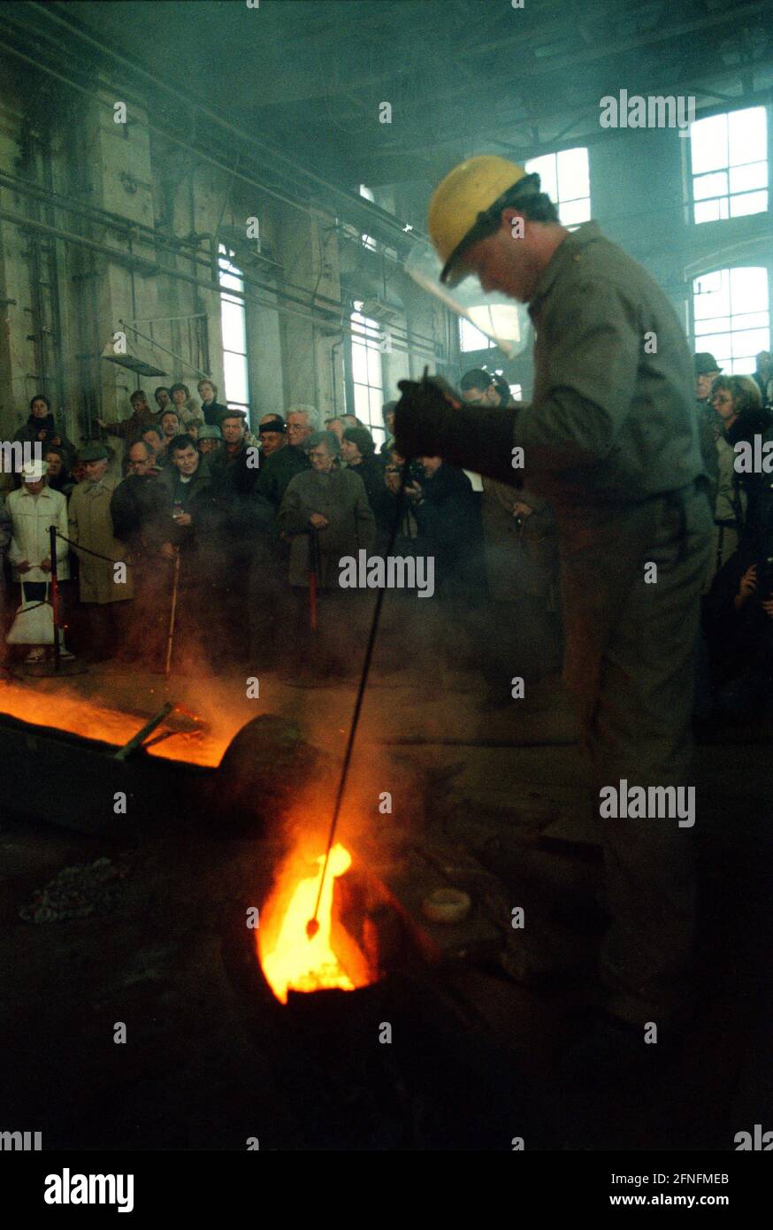 Lauchhammer, 29.11.1996, DEU, la fusione della campana della pace, Kunstgiesserei Lauchhammer, fusione della campana della pace (in materiale d'arma / conchiglie, donato dalla società di smaltimento rifiuti BUCK INPAR GmbH a Pinnow) per un nuovo edificio della chiesa a Wuerzburg, Secondo un'idea del farmacista Dr. Schunk di Wuerzburg, [traduzione automatizzata] Foto Stock