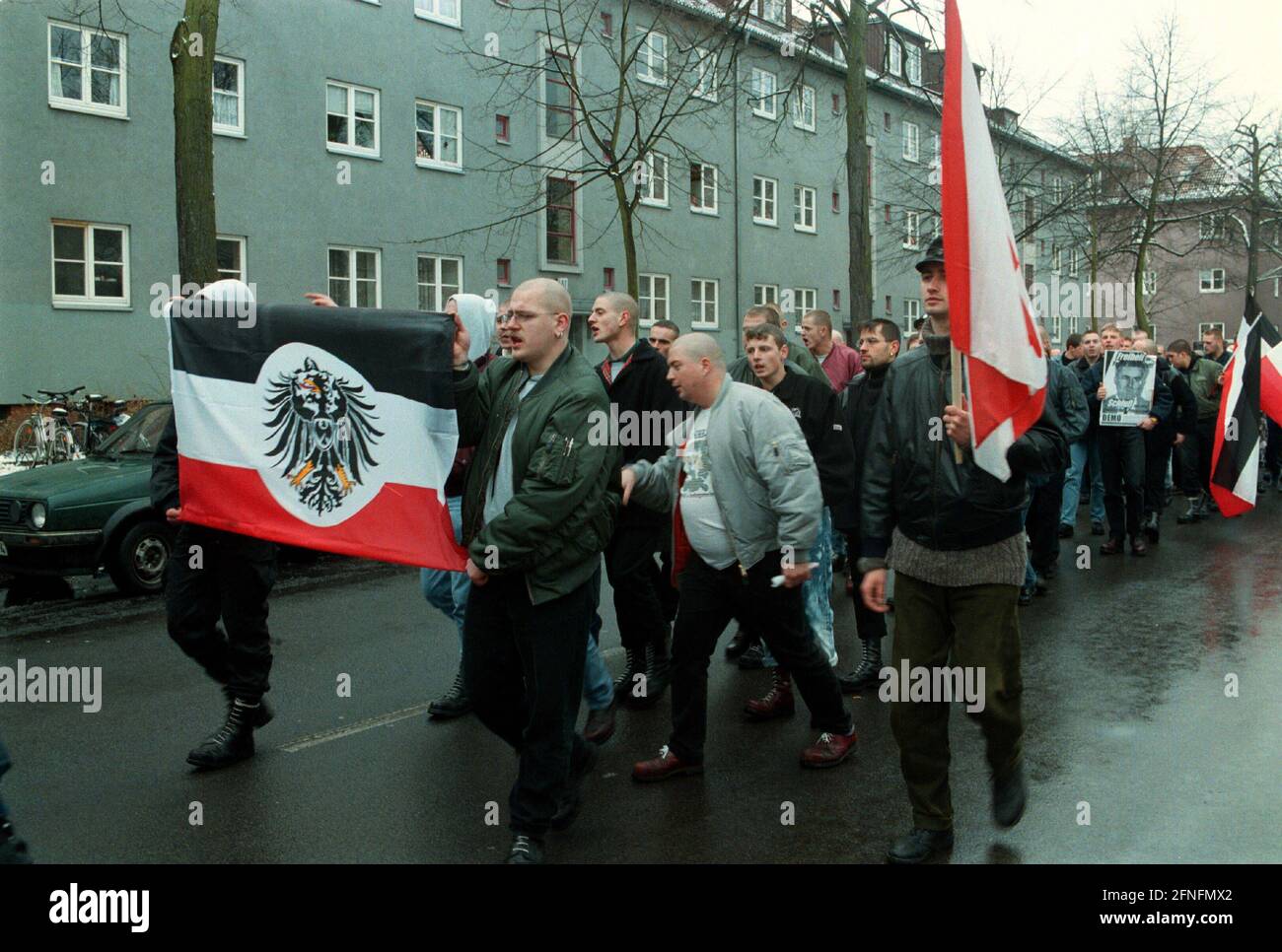 Berlino-Tegel, 05.12.1998, NPD marciò di fronte alla prigione di Tegel, chiedendo il rilascio del funzionario della NPD Frank Schwerdt, che sta servendo tempo a Tegel per incitamento della gente, tra le altre cose, [traduzione automatizzata] Foto Stock