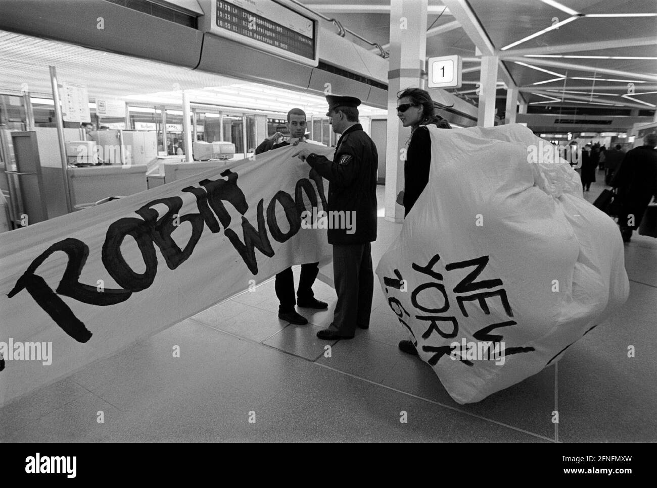 Azione dell'organizzazione ambientale Robbin Wood all'aeroporto di Tegel, per la tassazione del carburante aereo, contro l'espansione del traffico aereo a spese dell'ambiente, a prezzi reali, gli zaini dimostrano che ogni passeggero aereo prende un sacco di CO2 come bagaglio supplementare durante il viaggio; La polizia intervengono ...., casa destra degli operatori aeroportuali, Berlino-Tegel, 06.11.1998, [traduzione automatizzata] Foto Stock