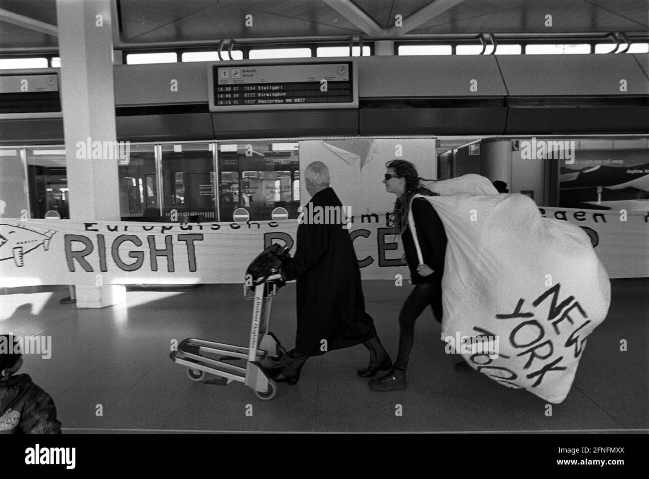Azione dell'organizzazione ambientale Robbin Wood all'aeroporto di Tegel, per la tassazione del carburante aereo, contro l'espansione del traffico aereo a spese dell'ambiente, a prezzi reali, gli zaini dimostrano che ogni passeggero aereo prende un sacco di CO2 come bagaglio supplementare durante il viaggio, Berlin-Tegel, 06.11.1998; [traduzione automatizzata] Foto Stock