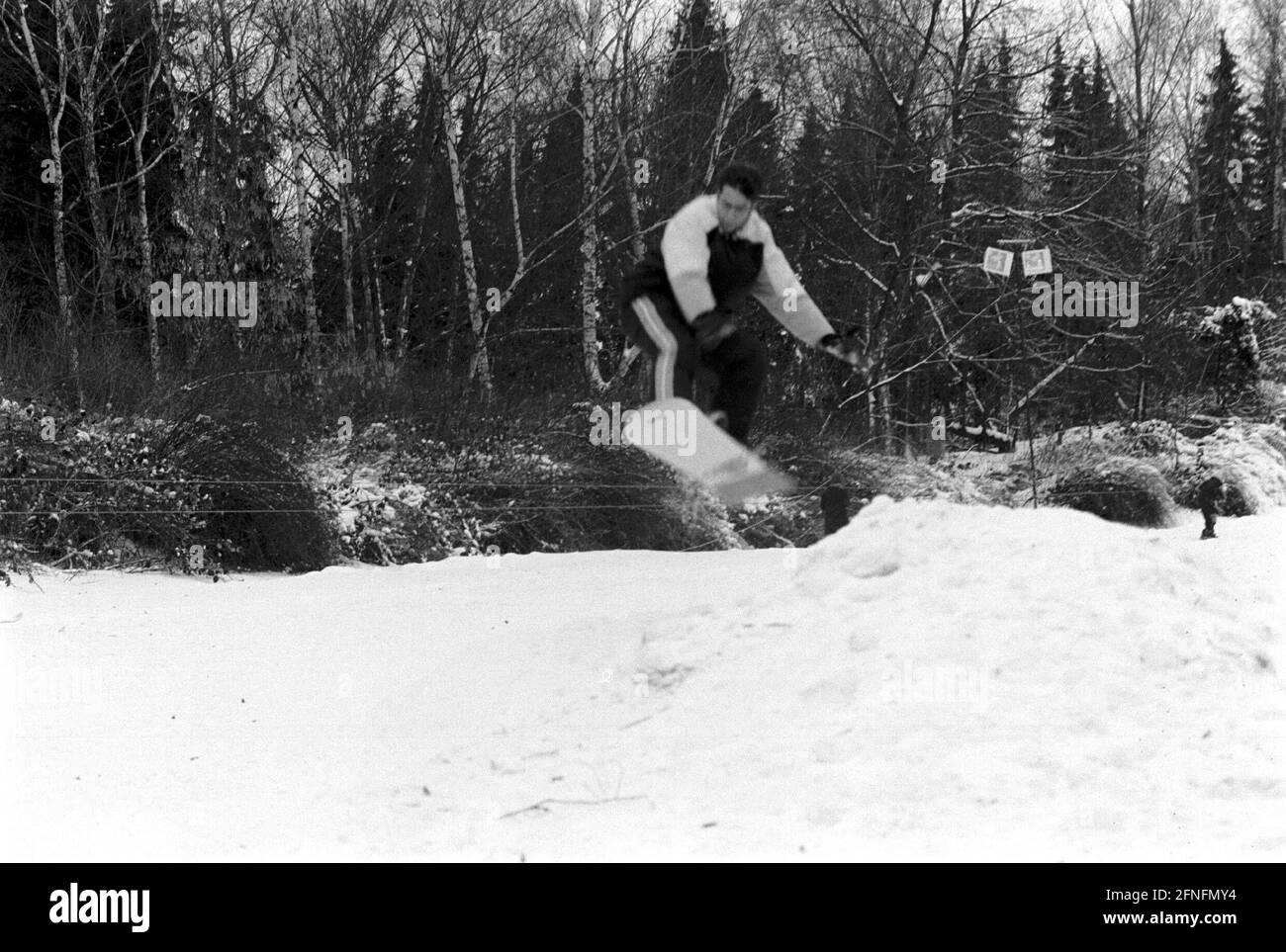 Germania, Berlino, 08.12.1998, divertimento invernale all'Insulaner, una pista da neve artificiale (cannone da neve) è stata messa e gode di Zuspruchs attivo, snowboard - salto, . [traduzione automatizzata] Foto Stock