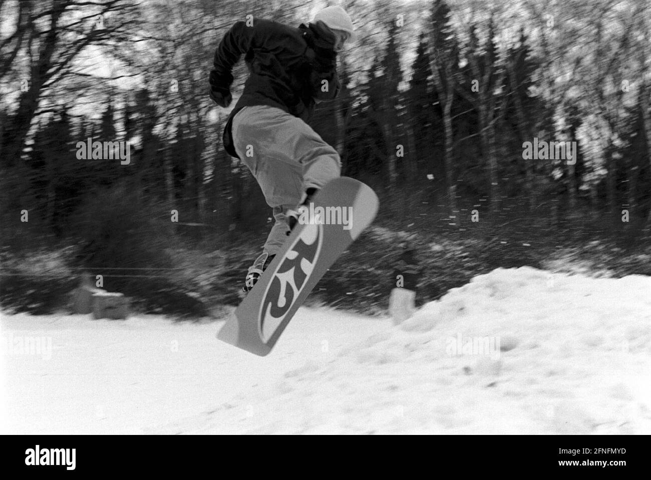 Germania, Berlino, 08.12.1998, divertimento invernale all'Insulaner, una pista da neve artificiale (cannone da neve) è stata messa e gode di Zuspruchs attivo, snowboard - salto, . [traduzione automatizzata] Foto Stock