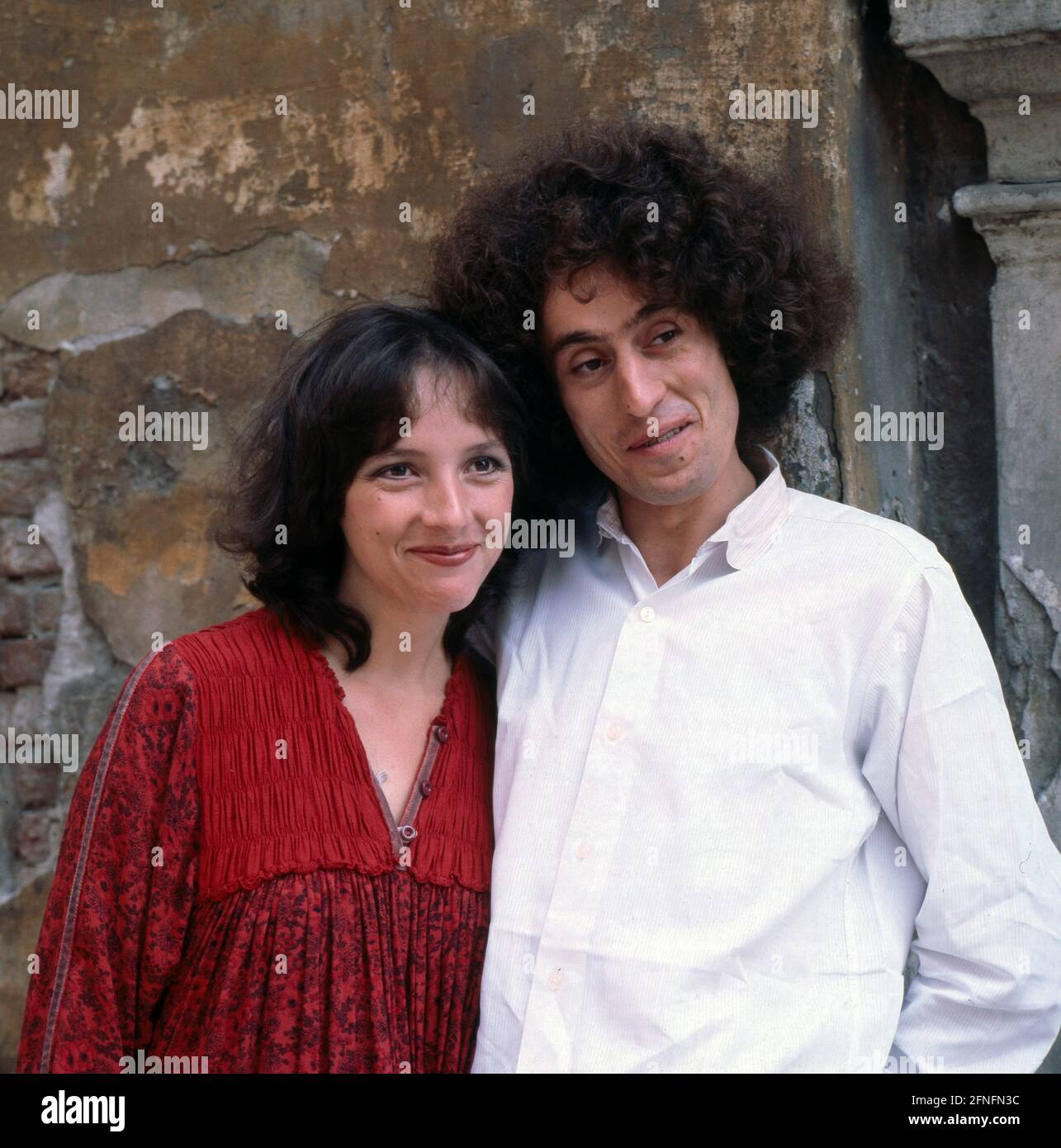 Sänger, in Cantautore, hier mit Ehefrau, LUISA ZAPPA, welche viele seiner Songtexte schrieb, Aufnahme 1982. ANGELO BRANDUARDI, musicista e cantante italiano, un Cantautore, insieme alla moglie LUISA ZAPPA, che ha scritto molte delle sue canzoni , foto 1982. Foto Stock