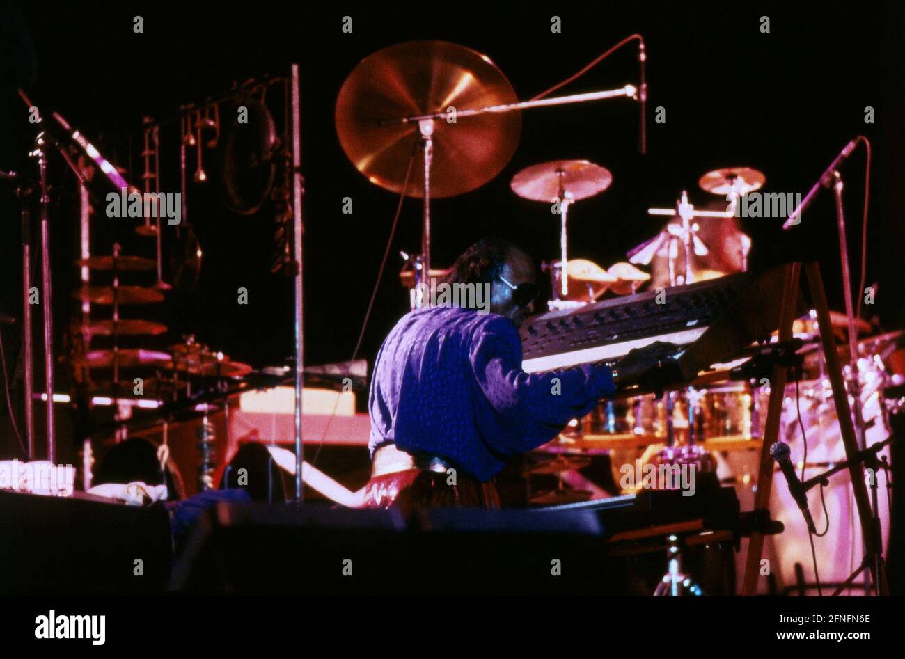 Miles Davis, amerikanischer Jazztrompeter, Flügelhornist, Komponist und bandleader, Am Keyboard, 1989. Miles Davis, trombettista jazz americano, suonatore di fiugelhorn, compositore e bandleader, sulla tastiera, 1989. Foto Stock