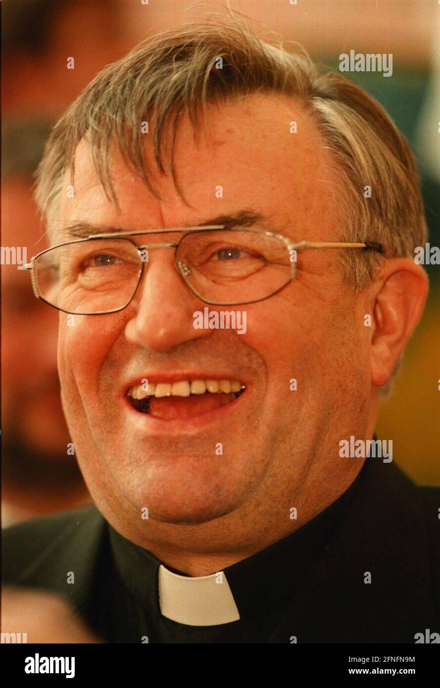 Berlino-Weissensee, DEU, 09.05.1998, Mons. Karl Lehmann, Presidente della Conferenza Episcopale tedesca, partito di strada per l'apertura a livello nazionale della settimana per la vita 1998 nella Chiesa Parrocchiale cattolica di San Giuseppe a Berlino-Weissensee, [traduzione automatizzata] Foto Stock