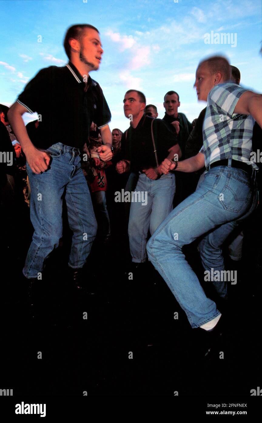 "Berlin-Mitte, DEU, 13.09.1995, Skinheads (a sinistra) danza ai suoni della Skarband 'Mother's Proud', giornata d'azione contro il razzismo e il neofascismo nel Lustgarten di Berlino, circa 100 gruppi e associazioni di sinistra, [traduzione automatizzata]" Foto Stock