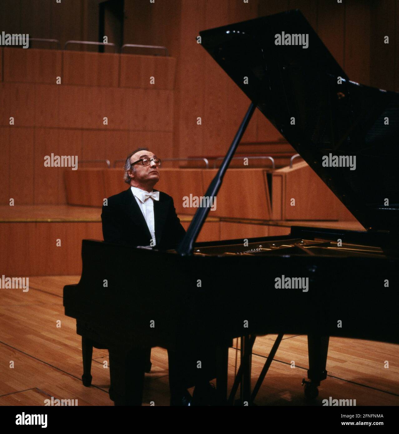 Alfred Brendel, pianista Österreichischer, bei einem Konzert, 1980. Alfred Brendel, pianista austriaco, durante un concerto degli anni ottanta. Foto Stock