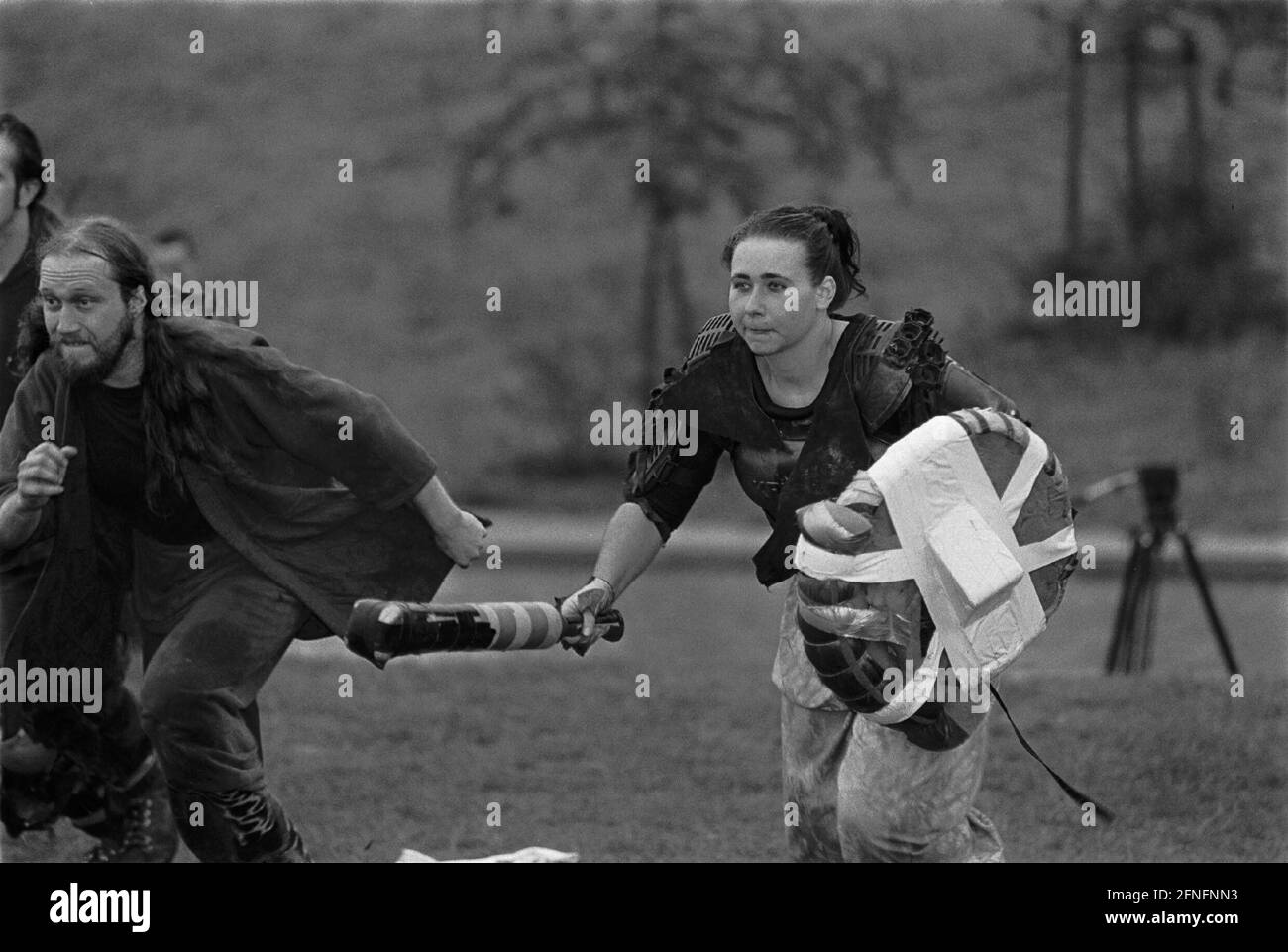 'Germania, Berlino, 06.09.1998, gioco di combattimento secondo le regole di un ''fine tempo film'' dal 1986 il Jugger, ma qui si lotta con armi di schiuma ... (Stelle del mattino, spade, club ecc.) nel Mauerpark, . [traduzione automatizzata]" Foto Stock