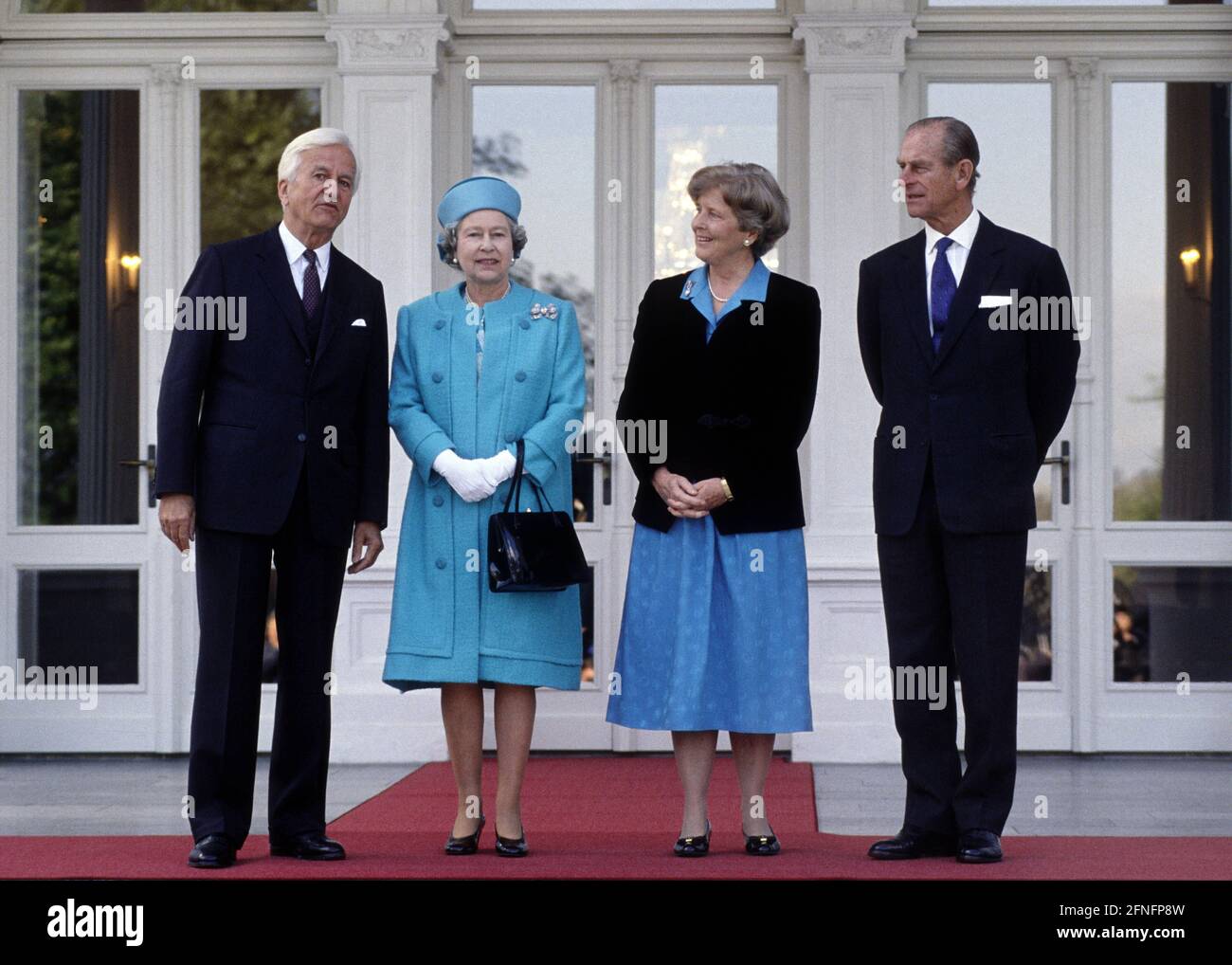 La regina Elisabetta II e suo marito il principe Filippo (r.) incontrano il presidente tedesco Richard von WEIZSAECKER (l.) e sua moglie Marianne a Bonn , ottobre 1992 [traduzione automatizzata] Foto Stock