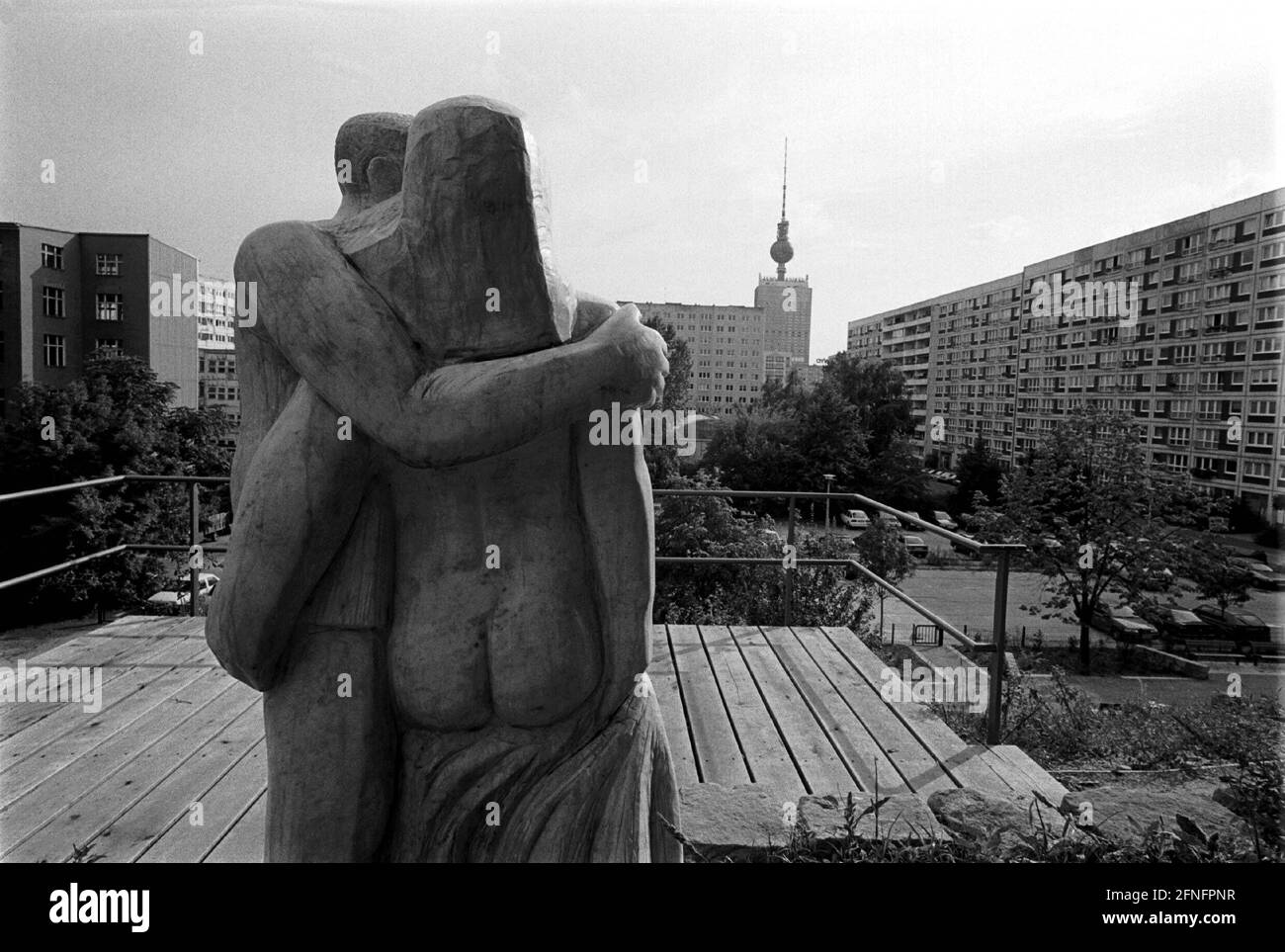 Germania, Berlino, 22.07.1998, nuovo parco progettato al Mendelssohnstraße ai piedi del Prenzlauer Berg, da qui si può vedere chiaramente l'inizio del Prenzlauer Berg, scultura, coppia, . [traduzione automatizzata] Foto Stock