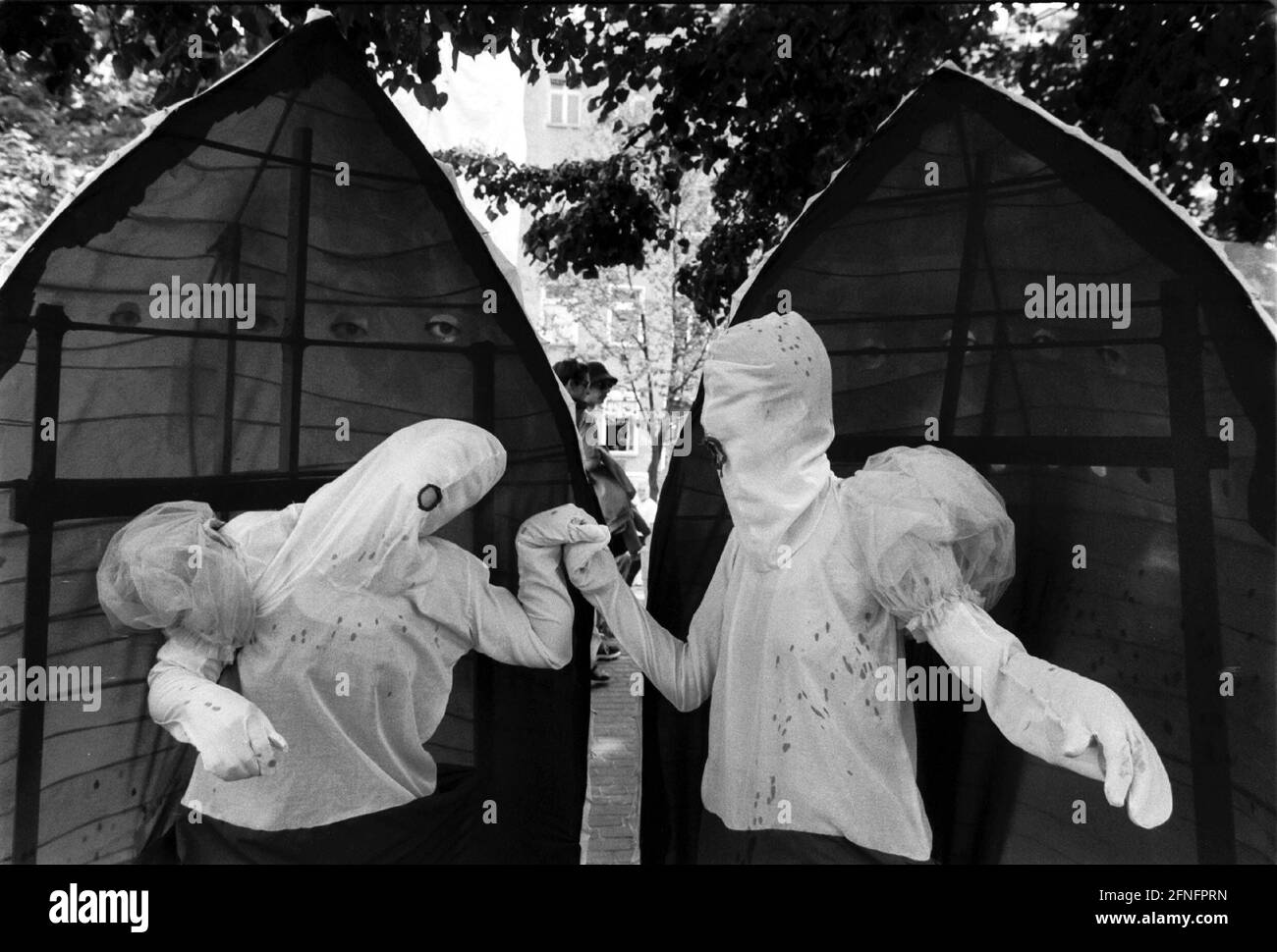 'Germania, Berlino, 26.07.1998, '' Die Muschel '', processione di HdK - studenti in protesta contro la politica culturale berlinese, maschere, burattini, attraverso lo Spandauer Vorstadt e Prenzlauer Berg, Teutoburger Platz, . [traduzione automatizzata]" Foto Stock