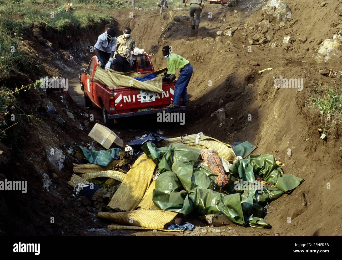 ZAIRE : rifugiati ruandesi in un campo vicino a Goma : coloro che sono  morti di colera sono stati scaricati in un pozzo di cadavere , luglio 1994 [ traduzione automatizzata] Foto stock - Alamy
