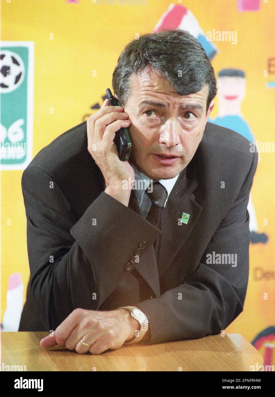 Wolfgang Niersbach su 08.09.1999 al match Germania-Irlanda del Nord 4:0 In Dortmund parlare su un telefono cellulare [traduzione automatica] Foto Stock