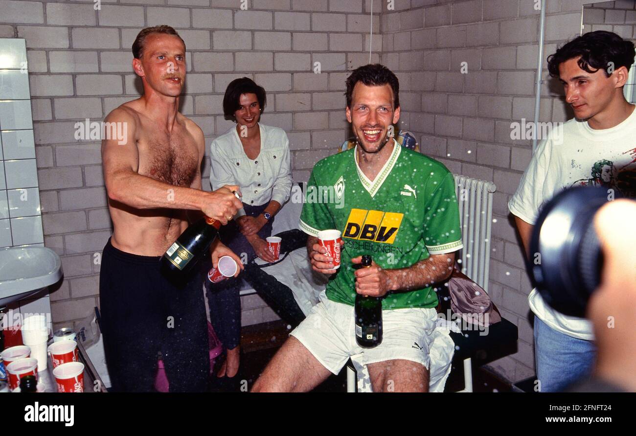 CALCIO 1° CAMPIONATO DELLA LEGA FEDERALE 1992/1993 34° incontro VfB Stoccarda - Werder Bremen 05.06.1993 Thomas Schaaf (l.) e Frank Neubarth (F.l., entrambi Werder Bremen) festeggiano nello spogliatoio FOTO: WEREK Pressebildagentur xxNOxMODELxRELEASExx [traduzione automatica] Foto Stock