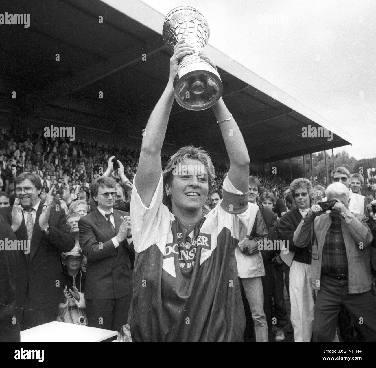 Campionato tedesco di calcio femminile 1991. Il capitano del team Martina Voss (TSV Siegen) presenta la coppa. [traduzione automatizzata] Foto Stock