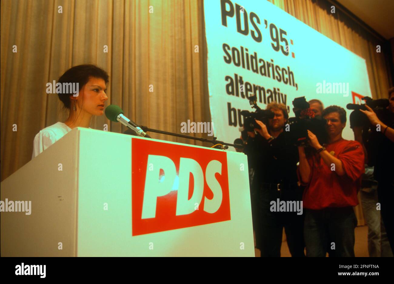 Germania, Berlino, 27.01.1995, PDS - Congresso del Partito nella Casa di Köllnischer Park, Sahra Wagenknecht, piattaforma comunista, . [traduzione automatizzata] Foto Stock