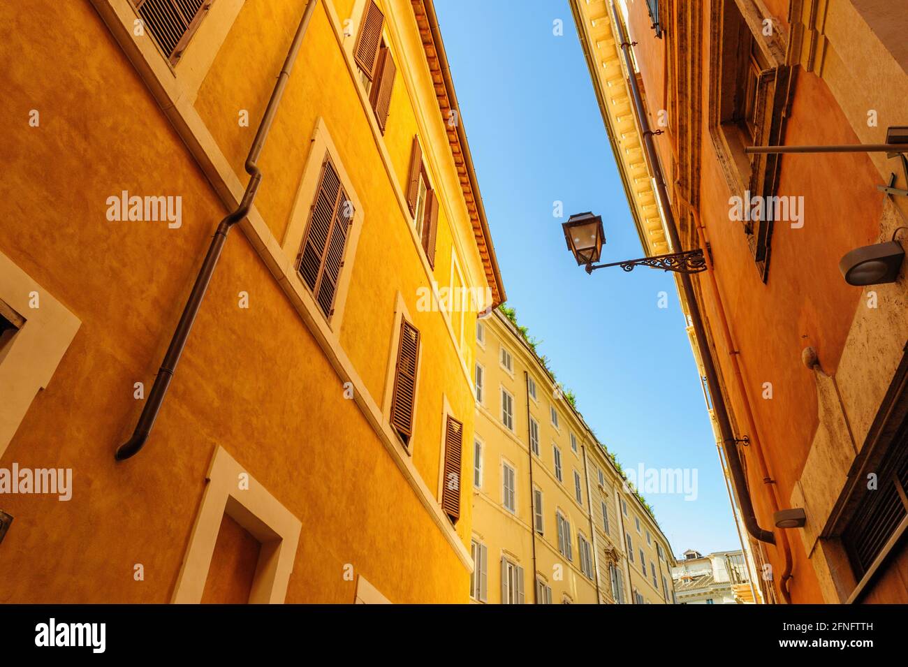 Strade strette con vecchi edifici residenziali mediavali a Roma, Italia Foto Stock