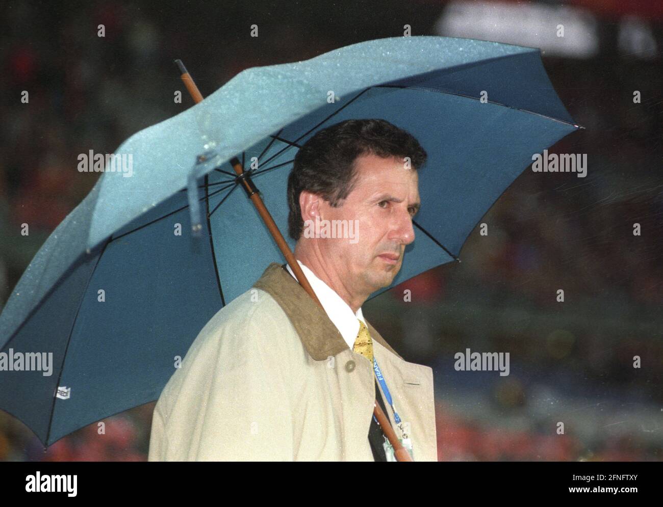 Coppa del mondo 1998. Paesi Bassi - Belgio 0:0/13.06.1998 a Parigi/St. Denis. Allenate Georgens Leekens (Belgio) con ombrello. [traduzione automatizzata] Foto Stock