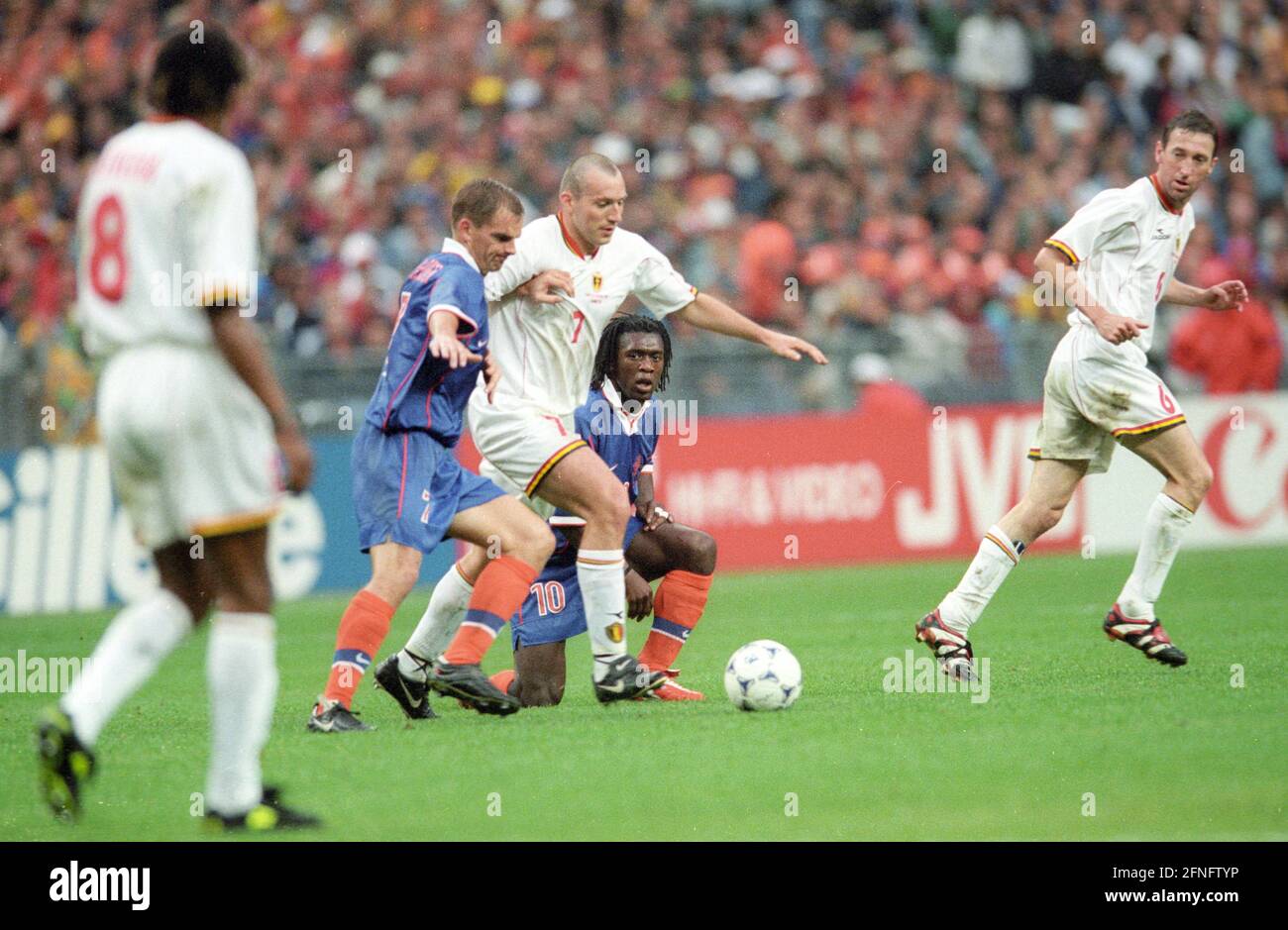 Campionato del mondo 1998. Paesi Bassi - Belgio 0:0/13.06.1998 a Parigi/St. Denis. Marc Willmots (Bel.) contro Ronald De Boer (7) e Clarence Seedorf (10/entrambi NED). Li: 8=Luis Oliveira. Re: Francesco (6/entrambi Bel.). [traduzione automatizzata] Foto Stock