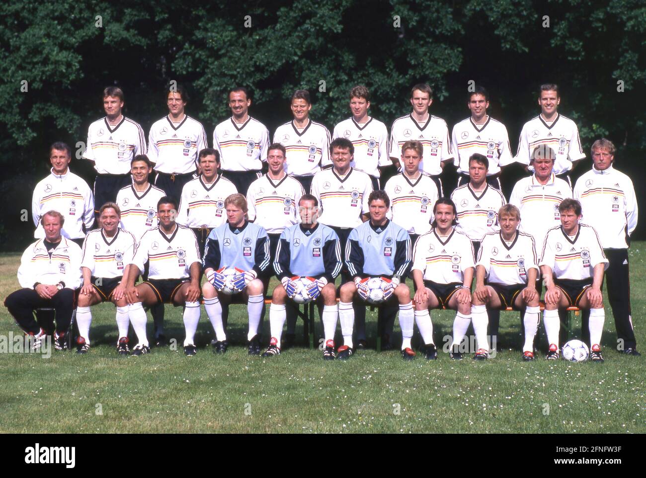 29.05.1998 Nazionale tedesca foto della squadra DFB 1998 Torna da sinistra: Helmer Thomas , Ziege Christian , Kohler Jürgen , Wörns Christian , Tarnat Michael , Hamann Dietmar , Babbel Markus , Bierhoff Oliver. Centro da sinistra: Coach Bonhof Rainer , Thon OLAF , Möller Andreas , Freund Steffen , Marschall OLAF , Heinrich Jörg , Matthäus Lothar , allenatore di portiere Maier Sepp , coach Rutemöller Erich. Davanti a sinistra : Coach Nazionale Vogts Berti , Häßler Thomas , Kirsten Ulf , Kahn Oliver , Köpke Andreas , Lehmann Jens , Jeremies Jens , Klinsmann Jürgen , Reuter Stefan [automatico Foto Stock