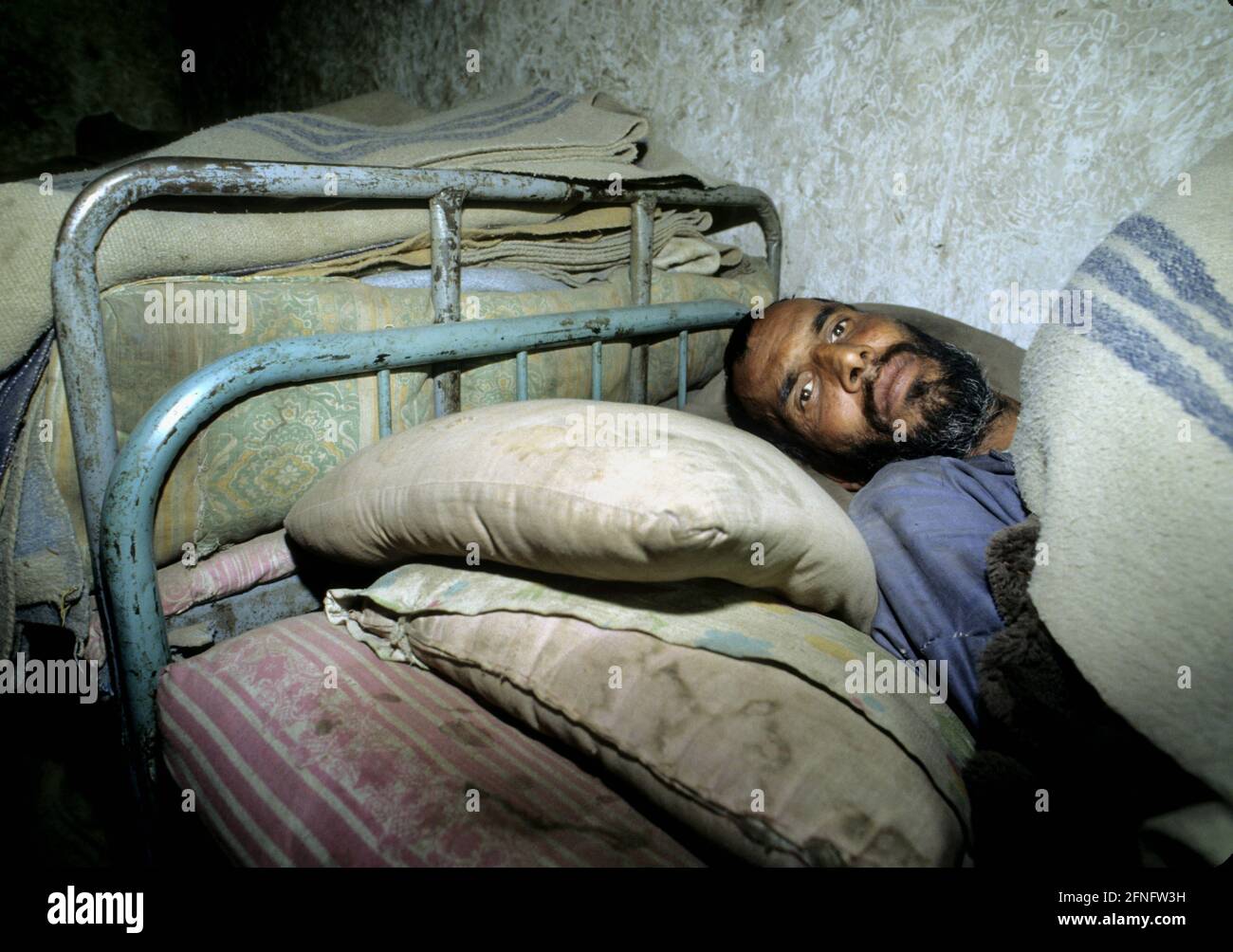 AFG , AFGHANISTAN : nel distretto di Marastoon di Kabul, le persone disabili mentali vivono in una casa abbandonata , luglio 1993 [traduzione automatizzata] Foto Stock