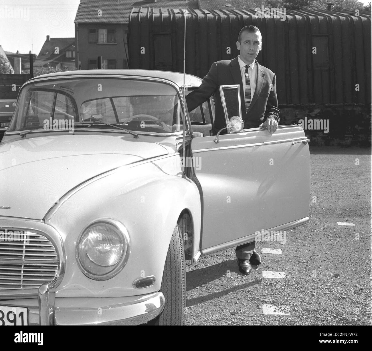 Horst Eckel come il proprietario orgoglioso di un DKW / Auto Union 1000s registrazione 20.05.1964 in Völklingen BRD Germania Nessun modello di rilascio ! [traduzione automatizzata] Foto Stock