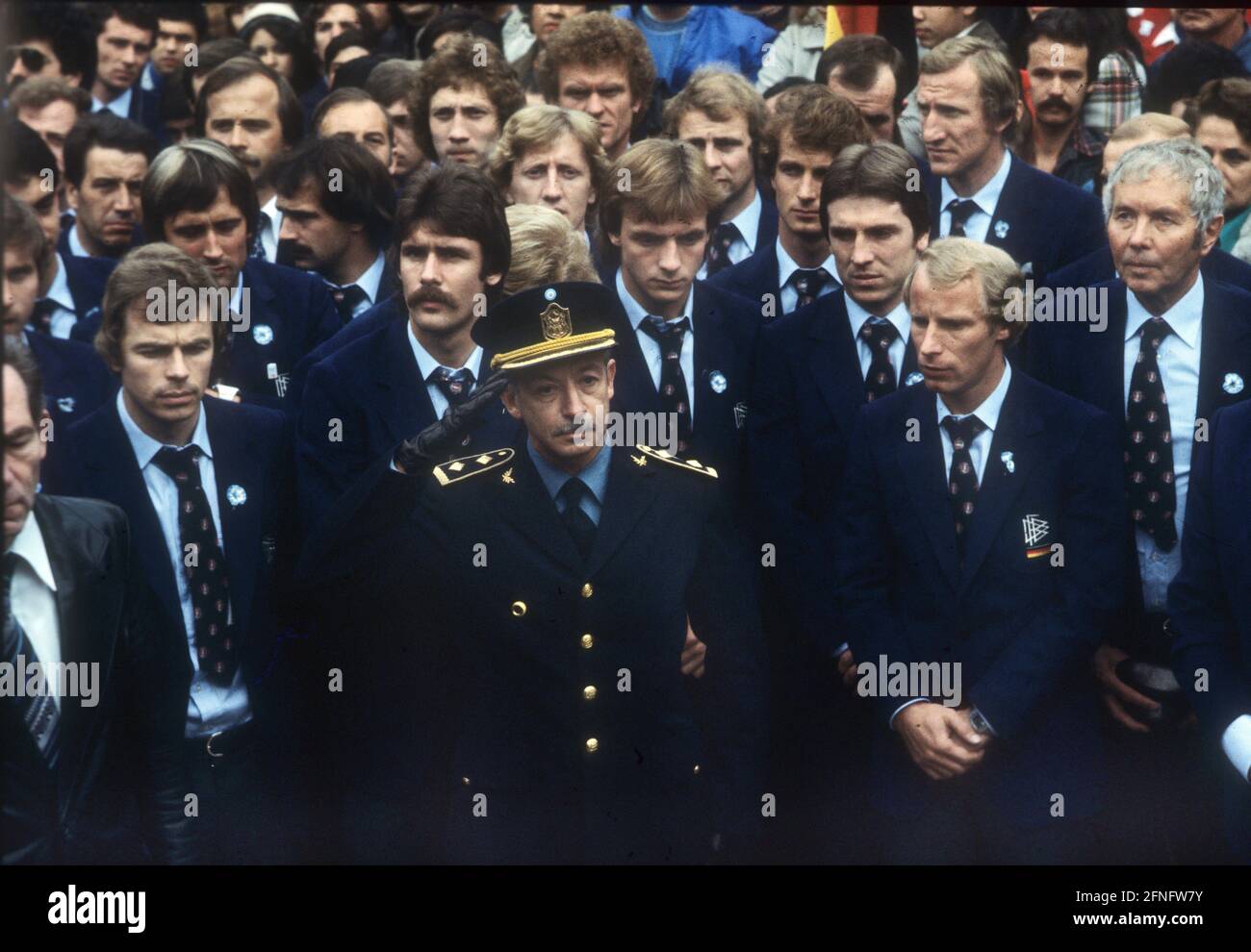 Coppa del mondo di calcio 1978 in Argentina. La squadra nazionale tedesca di calcio in una cerimonia di deposizione di una corona con un ufficiale militare di alto rango.31.05.1978 [traduzione automatizzata] Foto Stock