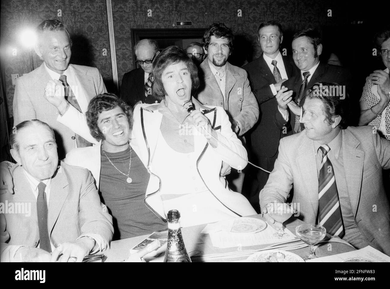 Registrazioni con calciatori internazionali e cantanti pop a Berlino 18.09.1973 da sinistra: Ernst Kuzorra (S04), produttore musicale Jack White, cantante pop Tony Marschall e Georg Gawlichzek. [traduzione automatizzata] Foto Stock