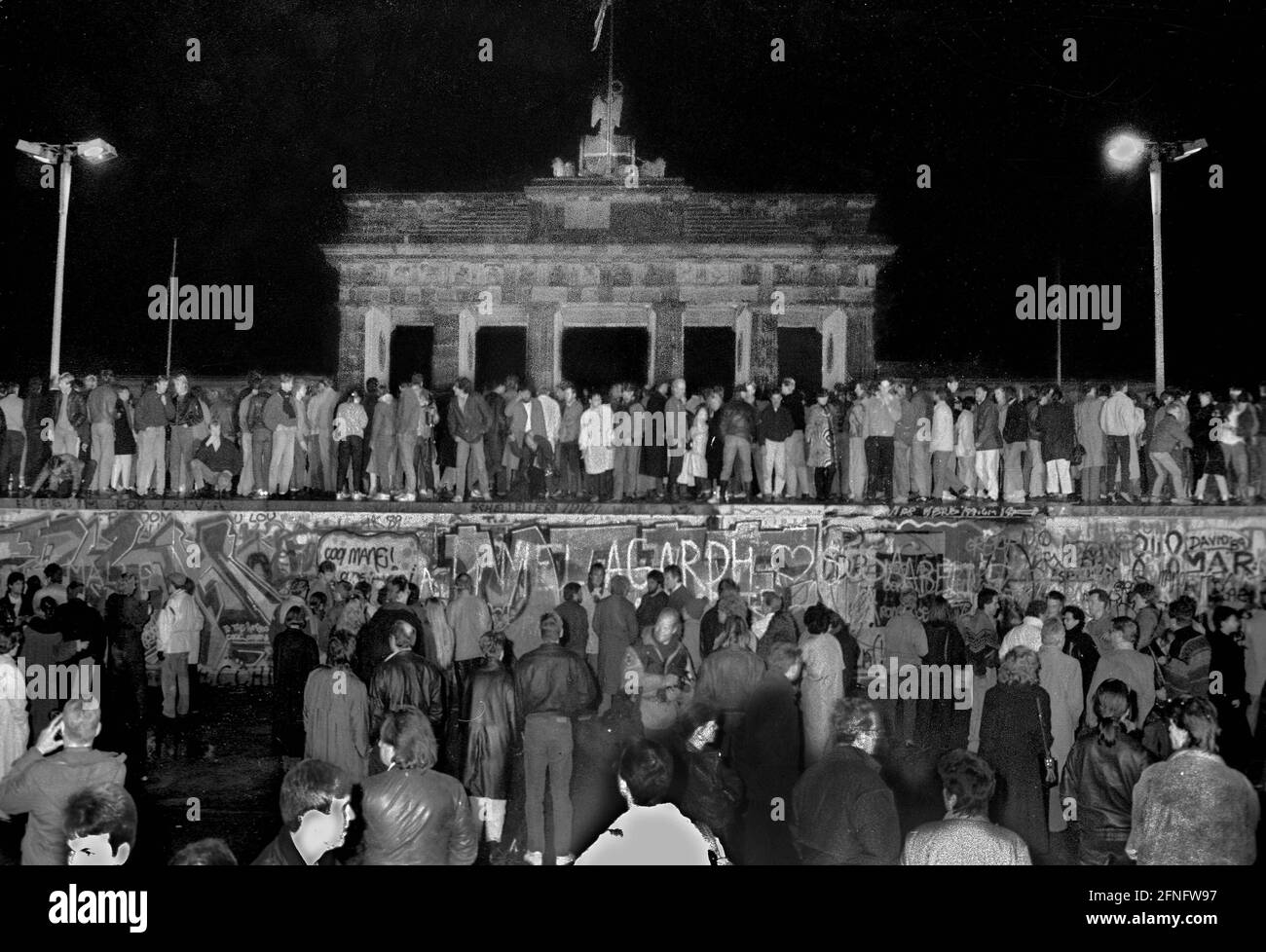 Selezione Berlino / GDR / Pariser Platz / Muro di Berlino il Muro di Berlino è caduto, notte dal 9 novembre al 10 novembre 1989. I berlinesi hanno scalato il muro alla porta di Brandeburgo. Le guardie di frontiera della RDT non fanno nulla. La DDR finisce questa notte. // unificazione / Wende / Tiergarten / Nachfoto Geschichte / Comunismo [traduzione automatizzata] Foto Stock