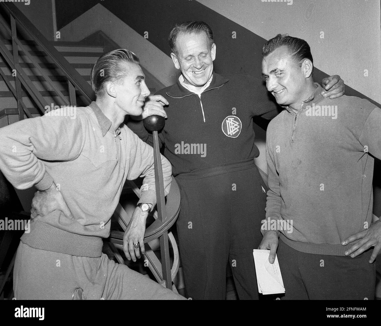 Allenate Herberger con Horst Eckel (l.) e Jupp Posipal durante un corso di formazione a Duisburg-Wedau 06.09.1956 . Nessuna versione del modello! [traduzione automatizzata] Foto Stock