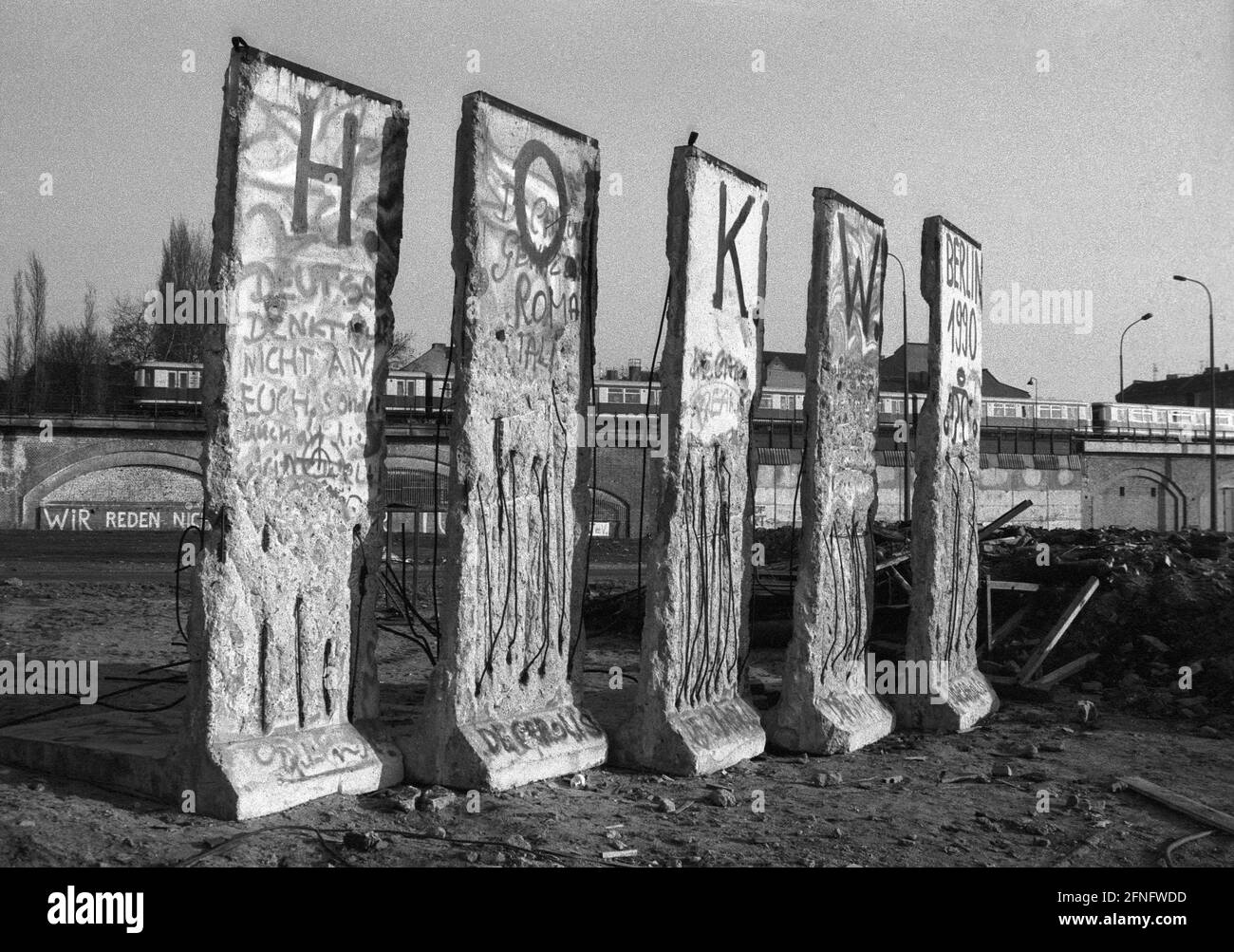 Berlino-distretti / DDR / Muro di Berlino 3 / 1991 ovunque in città il muro è abbattuto, gli elementi di cemento sono immagazzinati da qualche parte, qui alla S-Bahn a Berlino-Mitte. Simbolo per la fine della DDR, la fine del -muro antifascista- // Socialismo / unificazione / Storia / Comunismo [traduzione automatizzata] Foto Stock